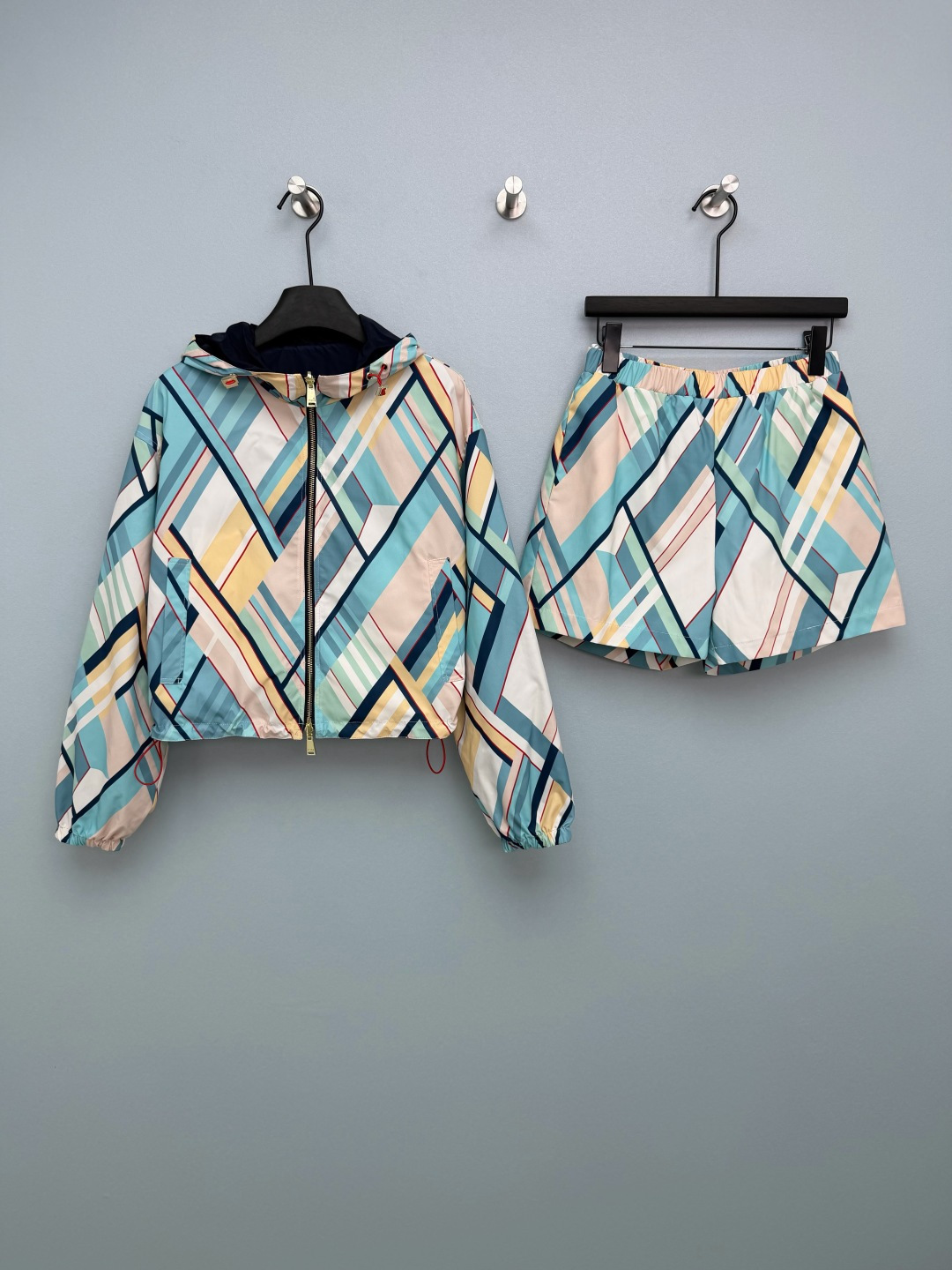NO:780408,FEND*26 new double-sided geometric print hooded suit. A combination of double-sided jacket and shorts. The jacket adopts a double-sided design. The diagonal geometric lines in the macaron color on the front combine with the classic design aesthetics of FD.  The perfect spring and summer style for F girls to wear with their eyes closed!  Solid color size 3 SML, Fendi-clothing, fendi, fendi, shorts, jackets & coats, hats,19860909FEND*26新款双面穿几何印花连帽套装 双面外套短裤的组合 外套采用双面设计,正面马卡龙色系的斜向几何线条,融合了FD经典的设计美学,色彩柔和不挑皮,自带夏日清爽感,反面是简约高级感藏青色,简约高级,日常通勤穿也完全不违和 短款外套+A字短裤的组合,巨显腿长,对小个子太友好了！F女孩闭眼入的春夏神款！单色3码SML,芬迪-服装,fendi,fendi,shorts,jackets & coats,hats,,Women's clothing