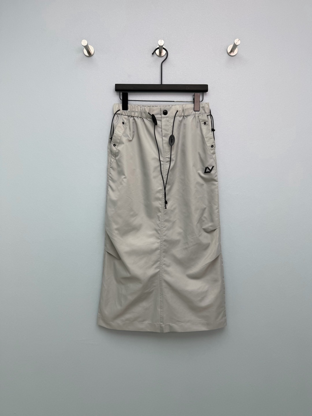 NO:781381,Louis Vuitto*26 new functional style drawstring workwear skirt. Multiple drawstrings at the waist. Freely adjust waist circumference and version, suitable for various body shapes. Comfortable and not tight. High-waisted straight cut. Accurate waistline, optimizing body proportions, covering the flesh and showing slimming, without being too picky. The brand's iconic metal logo on the side, low-key luxury, highlighting the brand's texture. Lightweight and breathable nylon fabric, anti-wrinkle and easy to care for, no pressure for daily commuting.  Simple straight silhouette + drawstring design, comfortable and high-end coexist~ Size 23 SMLWU, Louis Vuitton-clothing, louis vuitton, louis vuitton, skirts,19860909Louis Vuitto*26新款机能风抽绳工装半裙 腰头多道抽绳,自由调节腰围与版型,适配各种身材,舒适不勒腰 高腰直筒剪裁 精准收束腰线,优化身材比例,遮肉显瘦,不挑身材 侧边品牌标志性金属标,低调奢华,彰显品牌质感 轻薄透气的尼龙面料,抗皱易打理,日常通勤穿毫无压力 简约直筒版型+抽绳设计,舒适与高级感并存~ 23码SMLWU,路易威登-服装,louis vuitton,louis vuitton,skirts,,Women's clothing