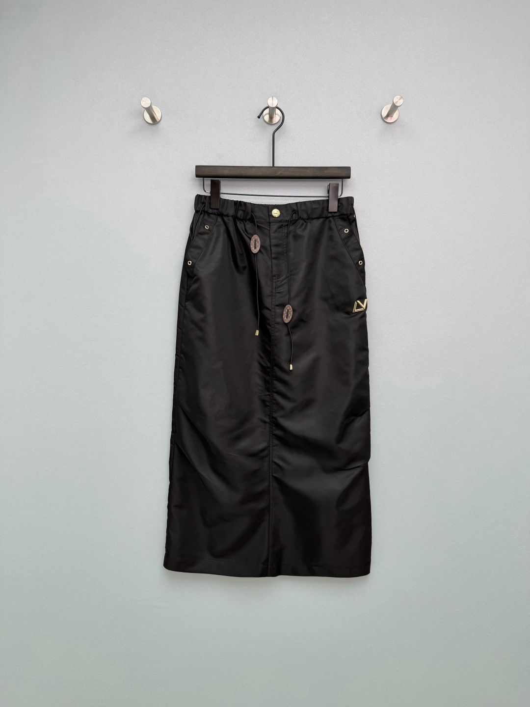 NO:781389,Louis Vuitto*26 new functional style drawstring workwear skirt. Multiple drawstrings at the waist. Freely adjust waist circumference and version, suitable for various body shapes. Comfortable and not tight. High-waisted straight cut. Accurate waistline, optimizing body proportions, covering the flesh and showing slimming, without being too picky. The brand's iconic metal logo on the side, low-key luxury, highlighting the brand's texture. Lightweight and breathable nylon fabric, anti-wrinkle and easy to care for, no pressure for daily commuting.  Simple straight silhouette + drawstring design, comfortable and high-end coexist~ 2 colors and 3 sizes SMLWU, Louis Vuitton-clothing, louis vuitton, louis vuitton, skirts,19860909Louis Vuitto*26新款机能风抽绳工装半裙 腰头多道抽绳,自由调节腰围与版型,适配各种身材,舒适不勒腰 高腰直筒剪裁 精准收束腰线,优化身材比例,遮肉显瘦,不挑身材 侧边品牌标志性金属标,低调奢华,彰显品牌质感 轻薄透气的尼龙面料,抗皱易打理,日常通勤穿毫无压力 简约直筒版型+抽绳设计,舒适与高级感并存~ 2色3码SMLWU,路易威登-服装,louis vuitton,louis vuitton,skirts,,Women's clothing