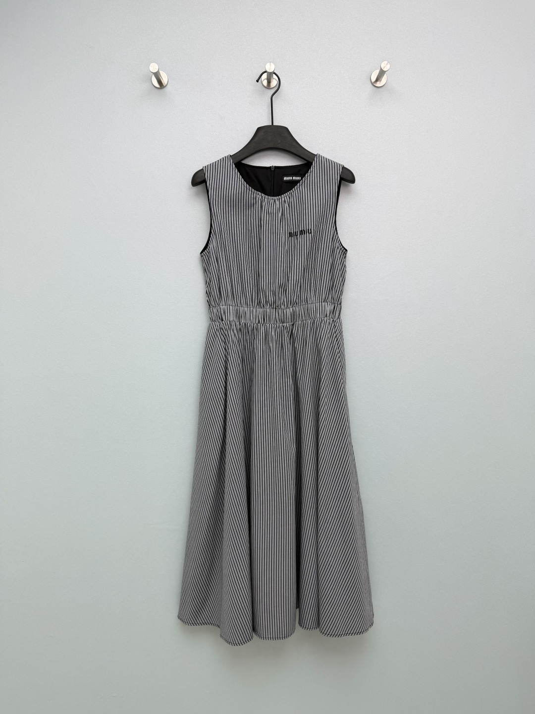 NO:781362,Miumi*26 new black and white striped sleeveless waist dress. Timeless striped design, simple and elegant, full of high-end sense. Sleeveless round neck tailoring modifies the shoulder and neck lines, creating a swan neck, sexy and intellectual, accurately tightening the waist line, optimizing body proportions, covering the flesh and making you slim, and not picky about your figure. The brand miu letters are embroidered on the chest, low-key luxury, highlighting the brand texture, light and breathable, not easy to wrinkle after sitting for a long time, no pressure for daily commuting.  Whether commuting to work, going out on a date, or having afternoon tea with girlfriends, this skirt can easily hold up!  Miu's classics will never disappoint, a must-have for spring and summer!  Single color size 3 SMLWU, Miu Miu-clothing, miumiu, skirts,19860909Miumi*26新款黑白条纹无袖收腰连衣裙 永不过时的条纹设计,简约大气,高级感拉满 无袖圆领剪裁修饰肩颈线条,打造天鹅颈,性感又知性,精准收束腰线,优化身材比例,遮肉显瘦,不挑身材 胸前品牌miu字母刺绣,低调奢华,彰显品牌质感,轻薄透气,久坐不易皱,日常通勤穿毫无压力 不管是上班通勤、约会出游还是闺蜜下午茶,这条裙子都能轻松hold住！Miu的经典永远不会让人失望,春夏必备神款！单色3码SMLWU,缪缪-服装,miumiu,skirts,,Women's clothing