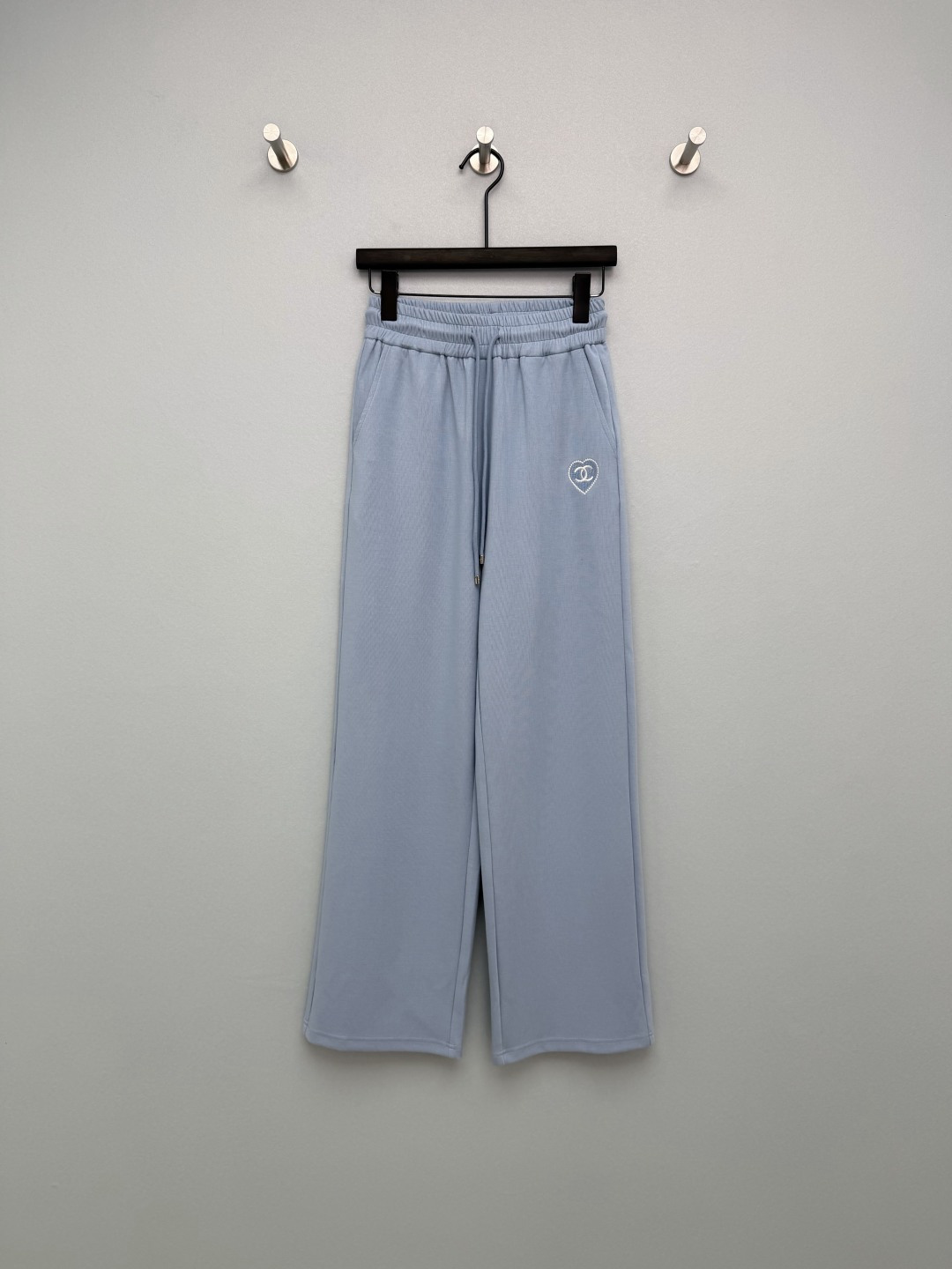 NO:781345,chan*l 26 new love double C embroidered wide leg casual pants  The trousers are embellished with heart double C embroidery, which is smart and cute. It injects light luxury and sweet elements into the basic style, enhances the recognition and design sense, and avoids monotony. The waistband is equipped with a metal-tipped drawstring, which can be freely adjusted for comfort and style; the metal head of the drawstring is embossed with the brand logo.  , Quality is demonstrated in every detail. Haze blue is gentle and cool, pink and purple are sweet and girly, two Morandi colors, regardless of skin color, suitable for spring and summer wear, creating different styles ~ 2 colors and 3 sizes SMLSS, Chanel-clothing, chanel, chanel,19860909chan*l 26新款爱心双C刺绣阔腿休闲裤 裤身点缀爱心双C刺绣,灵动可爱,为基础款注入轻奢甜美元素,提升辨识度与设计感,避免单调,腰头搭配金属头抽绳,可自由调节松紧,兼顾舒适度与造型感；抽绳金属头压印品牌标识,细节处彰显品质.雾霾蓝温柔清冷,粉紫色甜美少女,两款莫兰迪色系,不挑肤色,适配春夏穿搭,打造不同风格~2色3码SMLSS,香奈儿-服装,chanel,chanel,,Women's clothing