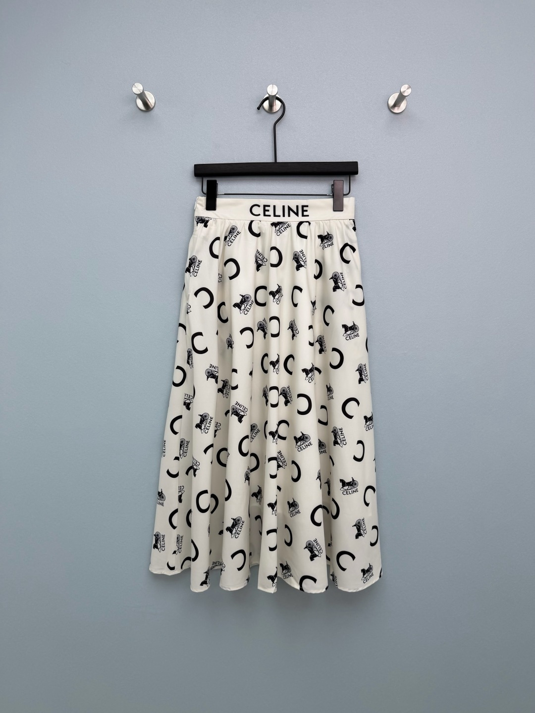 NO:781321,CELIN*26's new Arc de Triomphe carriage printed A-line skirt is fully printed with CE's iconic carriage and letter patterns, and the waistband is printed with the brand's logo. It is low-key and recognizable, retro and fashionable. The high-waisted A-line version is really amazing!  Easily raise the waistline, the large A-line skirt perfectly hides the width of the hips and the thickness of the legs. The ratio can be changed in seconds, and the pear-shaped figure can easily wear it to show elegance. The fabric is smooth and drapey, the upper body is light and elegant, and it has a smart temperament when walking. It is off-white with black print, classic and versatile, and comes with advanced filters. Just wear it with a white T-shirt and you will look like a French blogger.  The light foundation and white printed model is gentle and age-reducing. It can be easily worn by yellow-skinned sisters. Wear it on a date and it is gentle to the core. It is suitable for daily commuting, dating, and travel. It is a perfect favorite dress of the year!  2 colors and 3 codes SMLSS, Celine-clothing, celine, celine, skirts, tees, t-shirt,19860909CELIN*26新款凯旋门马车印花A字半裙满印CE标志性马车与字母图案,腰头织带印有品牌logo,低调又自带辨识度,复古又时髦. 高腰A字版型真的太绝了！轻松拉高腰线,A字大裙摆完美藏住胯宽和腿粗,秒变三七分比例,梨形身材也能轻松穿出优雅气质. 面料是那种顺滑又有垂感的,上身轻盈飘逸,走动时自带灵动气质,米白底黑印花款,经典又百搭,自带高级滤镜,随便搭个白T恤就很有法式博主那味儿 浅粉底白印花款,温柔又减龄,黄皮姐妹也能轻松驾驭,约会穿直接温柔到骨子里 日常通勤、约会、出游穿都合适,妥妥的年度爱用裙装！2色3码SMLSS,赛琳-服装,celine,celine,skirts,tees，t-shirt,,Women's clothing