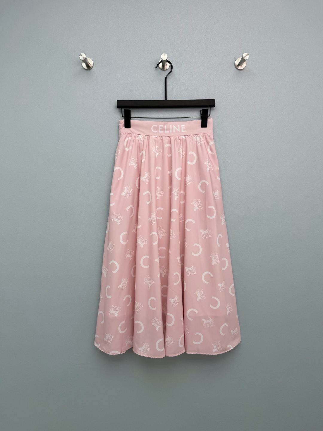 NO:781311,CELIN*26's new Arc de Triomphe carriage printed A-line skirt is fully printed with CE's iconic carriage and letter patterns, and the waistband is printed with the brand's logo. It is low-key and recognizable, retro and fashionable. The high-waisted A-line version is really amazing!  Easily raise the waistline, the large A-line skirt perfectly hides the width of the hips and the thickness of the legs. The ratio can be changed in seconds, and the pear-shaped figure can easily wear it to show elegance. The fabric is smooth and drapey, the upper body is light and elegant, and it has a smart temperament when walking. It is off-white with black print, classic and versatile, and comes with advanced filters. Just wear it with a white T-shirt and you will look like a French blogger.  The light foundation and white printed model is gentle and age-reducing. It can be easily worn by yellow-skinned sisters. Wear it on a date and it is gentle to the core. It is suitable for daily commuting, dating, and travel. It is a perfect favorite dress of the year!  2 colors and 3 codes SMLSS, Celine-clothing, celine, celine, skirts, tees, t-shirt,19860909CELIN*26新款凯旋门马车印花A字半裙满印CE标志性马车与字母图案,腰头织带印有品牌logo,低调又自带辨识度,复古又时髦. 高腰A字版型真的太绝了！轻松拉高腰线,A字大裙摆完美藏住胯宽和腿粗,秒变三七分比例,梨形身材也能轻松穿出优雅气质. 面料是那种顺滑又有垂感的,上身轻盈飘逸,走动时自带灵动气质,米白底黑印花款,经典又百搭,自带高级滤镜,随便搭个白T恤就很有法式博主那味儿 浅粉底白印花款,温柔又减龄,黄皮姐妹也能轻松驾驭,约会穿直接温柔到骨子里 日常通勤、约会、出游穿都合适,妥妥的年度爱用裙装！2色3码SMLSS,赛琳-服装,celine,celine,skirts,tees，t-shirt,,Women's clothing