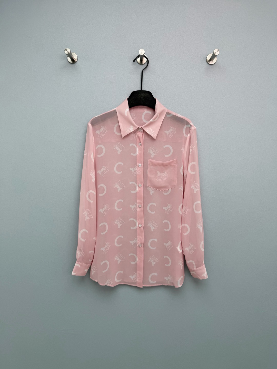 NO:781316,CELIN*26 new Arc de Triomphe carriage printed long-sleeved shirt is fully printed with CE's iconic carriage and letter pattern. It is low-key and recognizable, retro and fashionable. The lapel + single-breasted + pocket design retains the neatness of the shirt. The loose cut is comfortable but not tight, lazy and casual!  The horse-drawn carriage and big C logo are printed all over. It is retro and recognizable, and it does not look exaggerated at all. What I love most is that it is made of chiffon, which is light and breathable. The slightly transparent texture has a pure and lustful atmosphere, and it will not be stuffy when worn in summer. The loose version is very friendly to the figure, hides the flesh and makes you look slimmer. It is perfect for wearing alone, layering or as a sun protection shirt. It is a perfect all-purpose summer shirt!  2 colors and 3 codes SMLSS, Celine-clothing, celine, celine, shirts,19860909CELIN*26新款凯旋门马车印花长袖衬衣 满印CE标志性马车与字母图案,低调又自带辨识度,复古又时髦.翻领+单排扣+口袋设计,保留衬衫的利落感,宽松剪裁舒适不紧绷,慵懒又随性！满印的马车和大C logo,复古又有辨识度,完全不会显得浮夸. 最爱的是它的雪纺材质,轻盈透气,微透的质感自带纯欲氛围感,夏天穿也不会闷热. 宽松的版型对身材很友好,藏肉又显瘦,单穿、内搭或者当防晒衫都超合适,妥妥的夏日万能衬衫！2色3码SMLSS,赛琳-服装,celine,celine,shirts,,Women's clothing