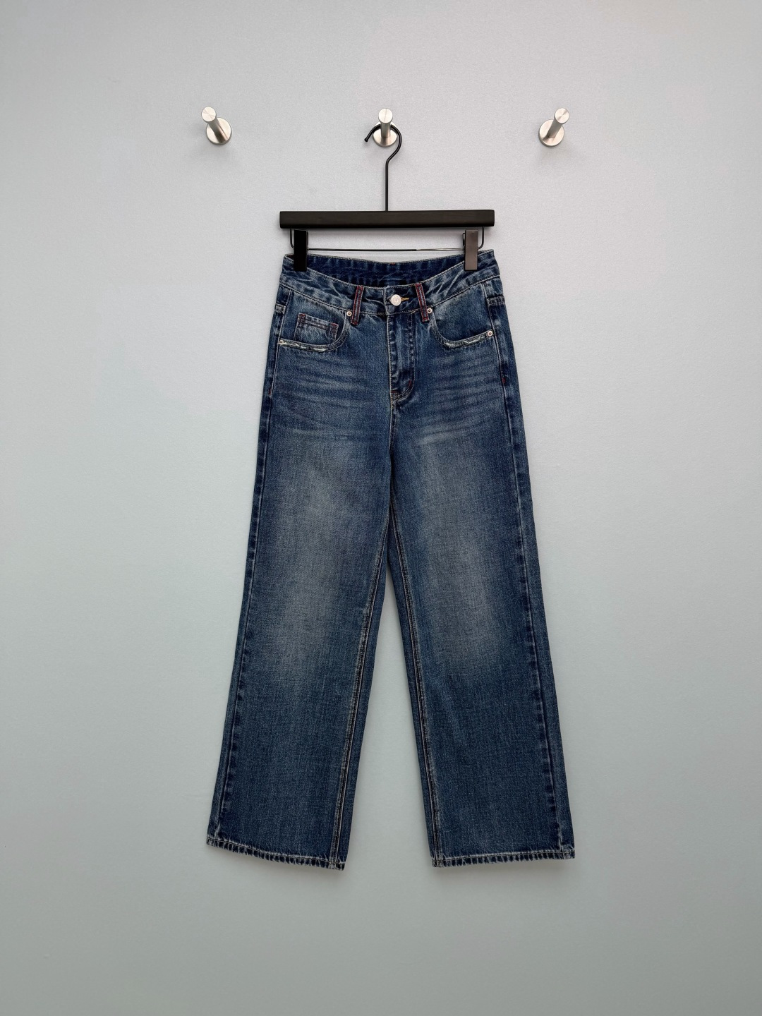 NO:781300,MM6  Margiela 26 new retro washed straight-leg jeans are made with old washing technology to create a natural gradient blue, with a retro and relaxed feel. They have a more time-worn taste and are not picky at all. The contrasting red topstitching on the waist and pocket edges breaks the monotony of jeans.  , the iconic red cross stitching on the back pocket is low-key and recognizable. The high-waist design accurately raises the waistline, and the straight-leg pants shape the legs, hiding the muscles and making them look slimmer. The classic logo leather label on the back waist is also very recognizable, and the upper body has that unintentionally fashionable feel!  Monochrome size 3 SMLR, women's clothing, masion margiela, masion margiela, jeans,19860909MM6 马吉拉26新款复古水洗直筒牛仔裤做旧洗水工艺打造自然渐变蓝调,自带复古松弛感,越穿越有味道,完全不挑搭配风格.腰头和口袋边缘的红色明线撞色,打破牛仔的单调感,后袋标志性的红色十字缝线,低调又有辨识度.高腰设计精准拉高腰线,直筒裤型修饰腿型,藏肉显瘦,后腰的经典logo皮标也很有辨识度,上身就是那种不刻意的时髦感！单色3码SMLR,女装,masion margiela,masion margiela,jeans,,Women's clothing