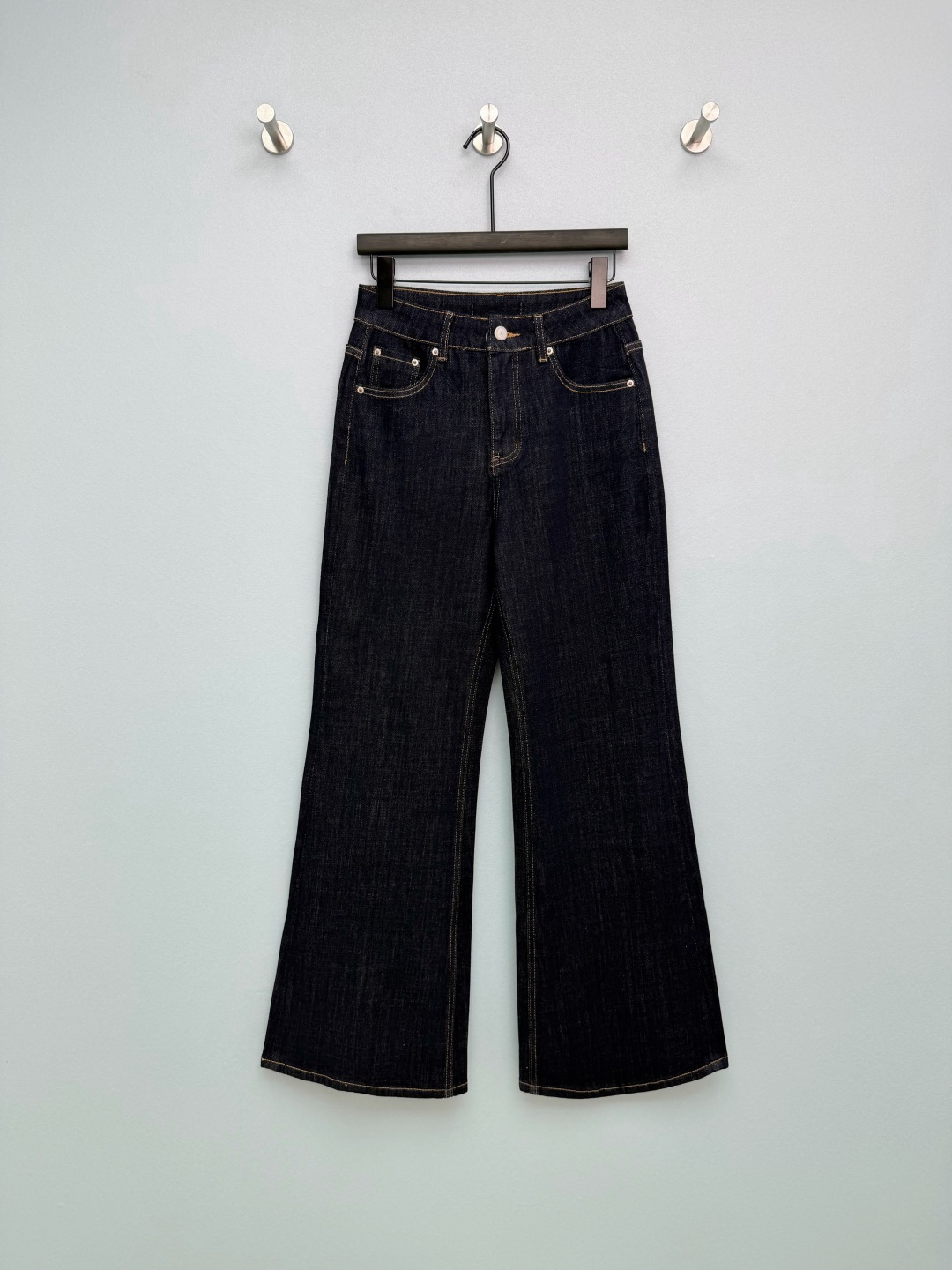 NO:781306,PRAD*26 new retro dark blue bootcut jeans, back pocket flap patch pockets + metal buckle design, break the dullness of conventional jeans, full of retro workwear feel, paired with a classic brown leather tag on the back waist, low-key and elegant. The retro dark blue primary color denim really irritates me. It comes with advanced filters, no need to worry about matching, just put on a pair of white shoes or small leather shoes, and you will look like a Korean retro heroine when you go out. What I love most is its style!  The high-waist design easily raises the waistline, and the slightly flared pants perfectly modify the shape of the legs. Sisters with thick legs and uneven legs can also wear straight and long legs, and the golden ratio of 30 to 70 points is instantly transformed. The attention to detail is really crazy!  Monochrome size 3 SMLR, women's clothing, prada, jeans, gold,19860909PRAD*26新款复古深蓝微喇牛仔裤 后袋翻盖贴袋+金属扣设计,打破常规牛仔裤的沉闷,复古工装感拉满,搭配后腰经典棕色皮牌,低调又显贵气.复古深蓝原色丹宁真的太戳我了,自带高级滤镜,完全不用费心搭配,随便踩双小白鞋或小皮鞋,出门就是韩系复古女主.最爱的还是它的版型！高腰设计轻松拉高腰线,微喇裤型完美修饰腿型,腿粗、腿不直的姐妹也能穿出笔直大长腿,秒变三七分黄金比例.细节控真的会疯狂！单色3码SMLR,女装,prada,jeans,gold,,Women's clothing