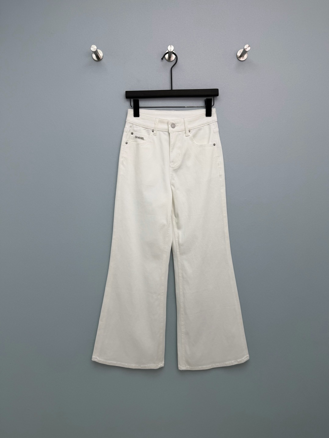 NO:781290,chan*l26's new white high-waisted wide-leg jeans. The metal cha letters on the waistband are so delicate, giving you a sense of light luxury instantly!  The leather logo on the back waist has a superb texture, the pony embroidery on the back pocket is smart and cute, the stitching is neat, and every detail can withstand scrutiny. The high-elastic denim fabric has no sense of restraint when worn, is breathable and not sweaty, and is not hot at all in summer!  They are also crisp and not soft, and will not deform after being worn for a long time. They are durable and easy to take care of. White wide-leg jeans directly add to the atmosphere. Monochrome size 3 SMLR, Chanel-clothing, chanel, chanel, jeans,19860909chan*l26新款白色高腰阔腿牛仔裤 腰头的cha字母金属太精致了,轻奢感瞬间拉满！后腰皮质标质感超绝,后袋的小马刺绣灵动又可爱,走线工整,每一处细节都经得起推敲.高弹牛仔面料,穿上身毫无束缚感,透气不闷汗,夏天穿也完全不热！而且挺括不软塌,穿久了也不会变形,耐穿又好打理.白色阔腿牛仔裤直接把氛围感拉满了 单色3码SMLR,香奈儿-服装,chanel,chanel,jeans,,Women's clothing