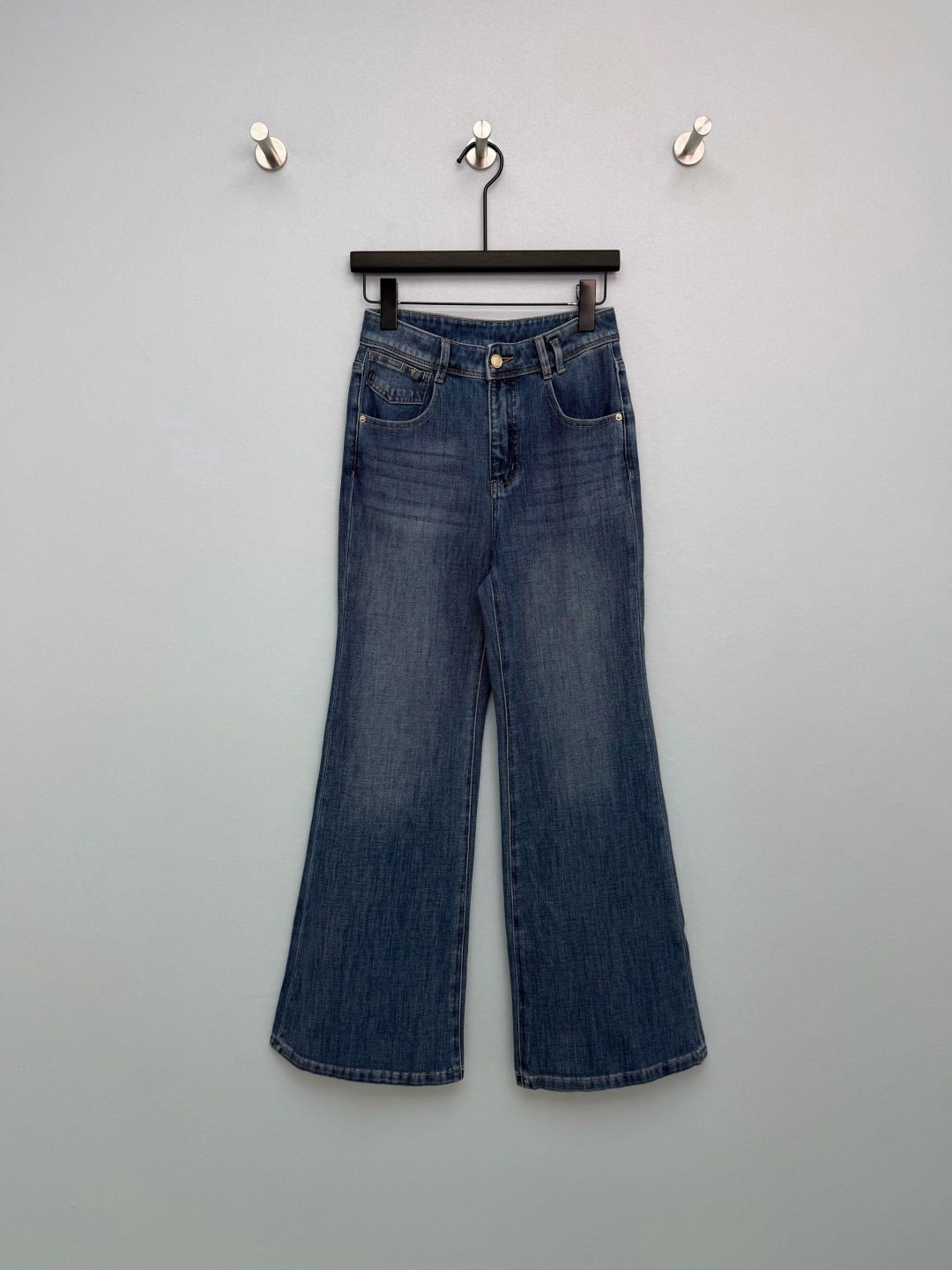 NO:781295,chan*l26 new retro washed high waist wide leg jeans  The back pocket is inlaid with a tweed-like Double C pattern decoration. The material is unique, which enhances the overall sophistication and light luxury tone and becomes a visual highlight. The brown leather waistband on the back waistband is matched with a diamond pattern embossing, which highlights the sense of luxury in the details. The brand logo is clear and enhances the quality of the item. The high-elastic denim fabric has both stiffness and comfort. It is not easy to pill and deform, and it is not restrained for long periods of time. It can be used for daily activities. These milky white wide-leg pants can cover your entire spring and summer outfit!  Monochrome size 3 SMLR, Chanel-clothing, chanel, chanel, jeans,19860909chan*l26新款复古洗水高腰阔腿牛仔裤 后袋镶嵌粗花呢质感的双C图案装饰,材质独特,提升整体精致度与轻奢调性,成为视觉亮点.后腰棕色皮质后腰标搭配菱格纹压纹,细节处彰显高级感,品牌标识感清晰,提升单品质感.高弹牛仔面料,兼具挺括度与舒适度,不易起球、不易变形,久坐无束缚,日常活动自在.这条奶白阔腿裤,承包你整个春夏的穿搭！单色3码SMLR,香奈儿-服装,chanel,chanel,jeans,,Women's clothing