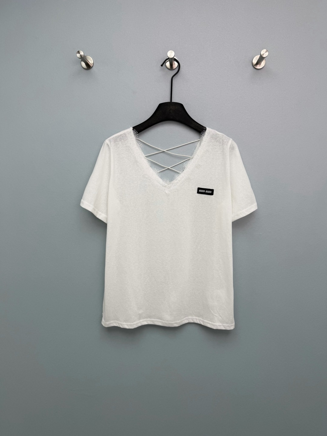 NO:781284,miumi*26 new V-neck lace T-shirt V-neck + lace is gentle to the core, and can also quietly modify the face shape and neckline, making the face look smaller!  The cross straps on the back are the finishing touch!  The care that is revealed inadvertently will turn heads immediately, and it really makes the pure lust play clear. The fabric with its own brushed texture is soft, and it will not make you sweaty when worn in summer. It goes well with both black and white. It goes well with jeans and skirts. It is not exaggerated for commuting, and has a sense of atmosphere for dating. It is a versatile item that is always missing in the wardrobe!  2 colors and 3 codes SMLR, Miu Miu-clothing, miumiu, skirts, jeans, tees, t-shirt,19860909miumi*26新款V领蕾丝T恤 V领+蕾丝花边温柔到骨子里,还能悄悄修饰脸型和颈线,脸直接小一圈！ 后背的交叉绑带才是点睛之笔！不经意露出的小心机,回头率直接拉满真的把纯欲风玩明白了自带磨毛质感的面料软乎乎的,夏天穿也不闷汗～黑白两色都好搭,配牛仔裤、半身裙都很绝,通勤穿不夸张,约会穿又很有氛围感,衣柜里永远缺一件的百搭款就是它了！2色3码SMLR,缪缪-服装,miumiu,skirts,jeans,tees，t-shirt,,Women's clothing