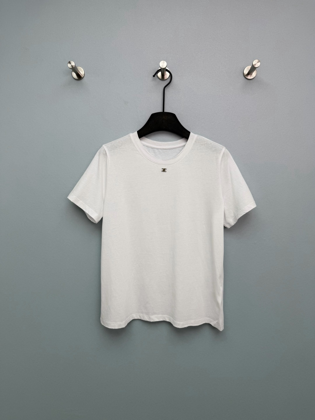 NO:781278,CELIN*26 new Arc de Triomphe metal logo T-shirt. The small design with slightly raw edges on the neckline brings a casual and relaxed French atmosphere. It does not look cheap at all. The small metal logo on the chest, if you don't look carefully, you will think it is a basic style. It is low-key and noble only when you look closely. White + navy blue are two versatile colors. Paired with jeans, it looks refreshing and youthful. Paired with suit trousers, it has a casual and mature style in the workplace. No matter how you wear it, you will not be disappointed.  The fabric is made of soft combed cotton, which is as comfortable as a second skin when worn next to the skin. It has not deformed or pilled after being washed several times. The texture is really amazing!  You don’t need to deliberately match it to look high-end, so lazy people can just close their eyes and rush!  2 colors and 3 codes SMLR, Celine-clothing, celine, celine, jeans, tees, t-shirt, business suit,19860909CELIN*26新款凯旋门金属标T恤 领口微毛边的小设计,自带随性松弛的法式氛围,完全不会显廉价 胸口小小的金属标,不仔细看会以为是基础款,近看才懂的低调贵气 白+藏蓝两个万能色,配牛仔裤是清爽少年感,搭西装裤又是职场轻熟风,怎么穿都不踩雷 面料是软乎乎的精梳棉,贴肤穿像第二层皮肤一样舒服,洗了好几次也没变形起球,质感真的绝了！ 不用刻意搭配也能穿出高级感,懒人穿搭党直接闭眼冲！2色3码SMLR,赛琳-服装,celine,celine,jeans,tees，t-shirt,business suit,,Women's clothing