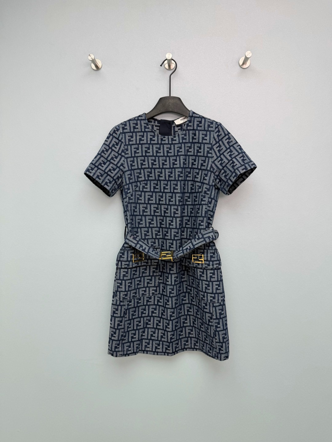 NO:781326,FEND*26 new double F presbyopic belt dress is a classic double F presbyopic jacquard with built-in retro filter. It has a taste for every time you wear it, so you don’t have to worry about clashing styles. What I love most is its belt design. The golden FF metal buckle accurately raises the waistline, easily optimizing the body proportions, changing the golden ratio of 30 to 70 minutes in seconds, and even a small person can wear it with long legs!  The fabric is crisp denim jacquard, the upper body is neat and stylish, and the straight A-line shape perfectly hides the width of the hips and thick legs, which is very friendly to pear-shaped figures. Whether worn alone with white shoes to create a casual retro style, or paired with high heels and a small suit for a more sophisticated style, it is super suitable and a perfect all-match noble skirt!  Solid color size 3 SMLX, Fendi-clothing, fendi, fendi, high heels, skirts, business suit, gold,19860909FEND*26新款双F老花腰带连衣裙 经典的双F老花提花,自带复古滤镜,越穿越有味道,完全不用担心撞款.最爱的是它的腰带设计,金色FF金属扣精准拉高腰线,轻松优化身材比例,秒变三七分黄金比例,小个子也能穿出大长腿！面料是挺括的丹宁提花,上身利落有型,直筒A字版型完美藏住胯宽和腿粗,对梨形身材超友好.不管是单穿搭配小白鞋打造休闲复古风,还是搭配高跟鞋和小西装走轻熟路线,都超合适,妥妥的百搭贵气裙！单色3码SMLX,芬迪-服装,fendi,fendi,high heels,skirts,business suit,gold,,Women's clothing