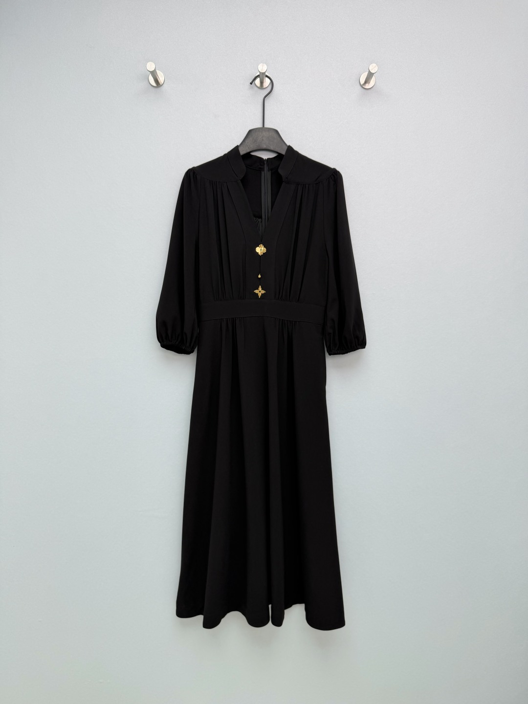 NO:781319,Louis Vuitto*26 new four-leaf clover gold buckle waist dress  The LV four-leaf clover-shaped metal buckle + small gold bead decoration on the neckline is low-key and recognizable, and the details are full of high-end texture. The small stand-up collar + deep V neckline modify the neck line, giving it an elegant temperament while weakening the sense of formality. The waist + A-line skirt version can easily raise the waistline, perfectly hide the hip width and belly, and change the proportion to 30-70 in seconds, which is very friendly to the pear-shaped figure!  The fabric drapes smoothly, the upper body is light and elegant, and it has a smart temperament when walking around. It is perfect whether worn alone or paired with a suit jacket. It is a perfect favorite skirt of the year!  The black model has a high-end sense of elegance. It is dignified and elegant for commuting, pure and sexy for dating, and very practical for multiple wear. The white model is gentle and age-reducing. It comes with a soft light filter, which can be easily controlled by yellow-skinned sisters. It is refreshing and elegant in spring and summer!  2 colors and 3 codes SMLX,Louis Vuitton-clothing,louis vuitton,louis vuitton,louis vuitton,skirts,jackets & coats,business suit,19860909Louis Vuitto*26新款四叶草金扣收腰连衣裙 领口处的LV四叶草造型金属扣+小金珠装饰,低调又自带辨识度,细节处尽显高级质感.小立领+深V领口修饰颈部线条,自带优雅气质,同时弱化正式感.收腰+A字裙摆的版型,轻松拉高腰线,完美藏住胯宽和小肚腩,秒变三七分比例,对梨形身材超友好！面料顺滑垂坠,上身轻盈飘逸,走动时自带灵动气质,不管是单穿还是搭配西装外套都超合适,妥妥的年度爱用裙装！黑色款自带高级贵气感,通勤穿端庄大方,约会穿又纯又欲,一衣多穿超实用 白色款温柔又减龄,自带柔光滤镜,黄皮姐妹也能轻松驾驭,春夏穿清爽又显气质！2色3码SMLX,路易威登-服装,louis vuitton,louis vuitton,louis vuitton,skirts,jackets & coats,business suit,,Women's clothing