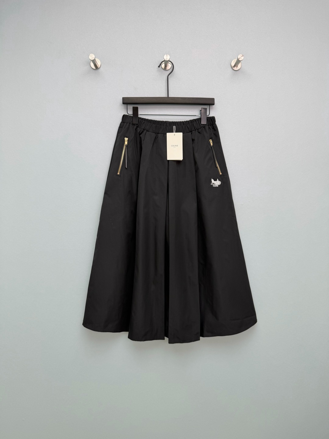 NO:781607,CELIN*26 new carriage embroidered workwear skirt. The CE carriage embroidery on the side of the skirt is low-key and has its own brand recognition. The details highlight the texture and are not exaggerated or ostentatious. The zipper pocket design on both sides is both decorative and practical. It also strengthens the neatness of the workwear style and breaks the monotony of the basic skirt. The elastic waist design is highly tolerant to the waist and is easy to put on and take off.  The classic khaki color has its own retro workwear atmosphere, which is suitable for earth tones; the black model is neat and slim, suitable for various styles, and is the 'universal style' in the wardrobe. 2 colors and 4 codes SMLXLB, Celine-clothing, celine, celine, skirts,19860909CELIN*26新款马车刺绣工装半裙 裙身侧面的CE马车刺绣,低调又自带品牌辨识度,细节处彰显质感,不浮夸不张扬.两侧的拉链口袋设计,兼具装饰性与实用性,同时强化了工装风的利落感,打破基础款半裙的单调.松紧腰设计对腰围的包容度高,穿脱方便 经典卡其色自带工装复古氛围,适配大地色系穿搭；黑色款利落显瘦,适配各种风格,是衣柜里的“万能款”.2色4码SMLXLB,赛琳-服装,celine,celine,skirts,,Women's clothing
