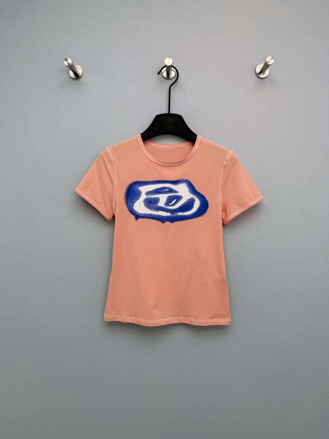 NO:781621,Dies*l 26 new dopamine print short-sleeved T-shirt. The spray-painted graffiti print on the chest is really unique. The smudged edges have a casual street feel and will not conflict with the style at all. The short fit is also great and fits just right at the waist.  Sweet girl style and street style are cleverly combined. You can wear it alone with jeans or layered to achieve the casual hot girl style in early spring. Ready for sale in 2 colors and 3 sizes SMLB, Celine-clothing, celine, T-shirt, tees, t-shirt,19860909Dies*l 26新款多巴胺印花短袖 T恤 胸口的喷绘涂鸦印花真的太有个性了,晕染的边缘自带随性的街头感,完全不会撞款.短款合身的版型也超赞,刚好卡在腰 甜妹风与街头感巧妙融合,单穿搭牛仔、叠穿配都能拿捏早春随性辣妹范.现货发售2色3码SMLB,赛琳-服装,celine,T-shirt,tees，t-shirt,,Women's clothing
