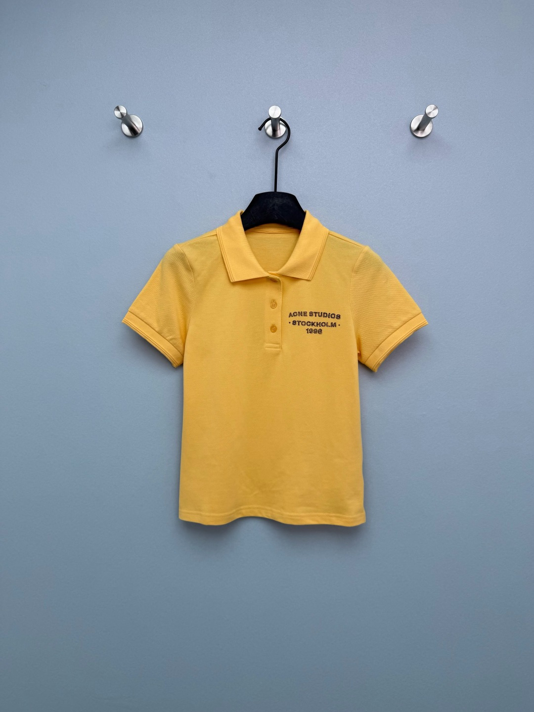 NO:781635,Acn* Studios 26 new letter-printed Polo shirt. The bright goose yellow comes with a filter, which can be easily worn by yellow-skinned sisters. It makes everyone feel more energetic when wearing it. The distressed letter print on the left chest is low-key and recognizable, with a direct sense of detail. The pique cotton fabric is breathable and crisp, so you don’t feel sweaty when wearing it in the summer. The fit is neat and not soft. It has a short and fitted design. Paired with jeans, it will give you a refreshing youthful look. Paired with casual pants, it will become a simple commuter style.  One piece unlocks multiple styles and is truly a versatile item in your spring and summer wardrobe!  Refreshing and youthful ceiling!  !  Solid color size 3 SMLB, women's clothing, dior, jeans,19860909Acn* Studios 26新款字母印花Polo衫 明亮的鹅黄色自带滤镜,黄皮姐妹也能轻松驾驭,穿上整个人都元气起来了 左胸的做旧字母印花,低调又有辨识度,细节感直接拉满 珠地棉面料透气又挺括,夏天穿也不闷汗,版型利落不软塌 合身短款设计,搭配牛仔裤就是清爽少年感,配休闲裤又秒变简约通勤风 一件解锁多种风格,真的是春夏衣柜里的百搭王！清爽少年感天花板！！单色3码SMLB,女装,dior,jeans,,Women's clothing
