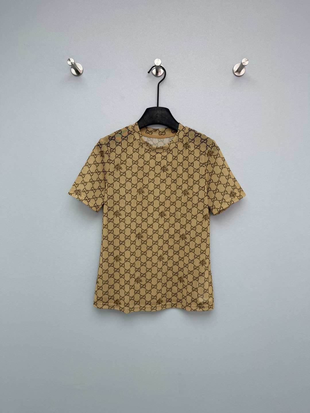 NO:781644,GUCC*26 new GG presbyopic mesh T-shirt wears retro elegance on the body. The classic double G is printed with dark patterns, full of retro feel, and the upper body comes with a light luxury filter. The mesh material really understands summer!  It is light and breathable and does not make you sweaty. The slightly see-through design also hides a little bit of secret. The round neck and short-sleeved version is not unflattering, and the slim straight cut hides fat and makes you look slimmer. Wear it alone for a casual and relaxed look. Layer it with a suit/knitwear and it will become a high-end sister in seconds. Unlock N kinds of outfits in one piece, a must-have in your spring and summer wardrobe!  Who can resist the charm of GG presbyopia?  This mesh T-shirt is really amazing~Single color size 3 SML K, Gucci-clothing, gucci, gucci, T-shirt, tees, t-shirt, business suit,19860909GUCC*26新款 GG老花网纱T恤 把复古贵气穿在身上 经典双G满印暗纹,复古感拉满,上身自带轻奢滤镜 网纱材质真的太懂夏天了！轻盈透气不闷汗,微透设计还藏着小心机 圆领短袖版型不挑人,修身直筒剪裁悄悄藏肉显瘦 单穿随性松弛,叠穿西装/针织衫又秒变高级感姐姐 一件解锁N种穿搭,春夏衣柜必须安排！谁能拒绝GG老花的魅力啊！这件网纱T恤真的太绝了～单色3码SML K,古驰-服装,gucci,gucci,T-shirt,tees，t-shirt,business suit,,Women's clothing