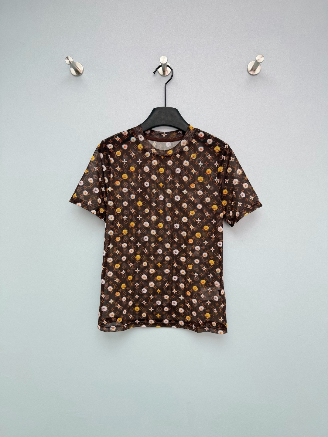 NO:781651,Louis Vuitto*26 new co-branded presbyopic mesh T-shirt, round neck + short-sleeved design, super comfortable for daily wear. It adopts the brand's iconic Monogram presbyopic elements and integrates floral print design. The material is light and thin mesh. It focuses on light and breathable spring and summer wear attributes. The two colors are significantly different. The classic coffee color is retro and rich, noble and eye-catching, with a warm atmosphere. The navy blue is high-end, cool and simple, versatile and unattractive, low-key and elegant. They are all made of light mesh material, so you won’t feel sweaty when wearing them in summer! 2 colors and 3 codes SML K,Louis Vuitton-clothing,louis vuitton,louis vuitton,T-shirt,tees,t-shirt,19860909Louis Vuitto*26新款联名款老花网纱T恤, 圆领+短袖设计,日常穿超舒服 采用品牌标志性的Monogram老花元素,融合花卉印花设计,材质为轻薄网纱,主打轻盈透气的春夏穿搭属性,两款色调差异化显著.经典咖色复古浓郁、贵气吸睛,自带暖调氛围感,藏蓝色高档清冷简约、百搭不挑人,低调显气质 都是轻薄网纱材质,夏天穿完全不闷汗！2色3码SML K,路易威登-服装,louis vuitton,louis vuitton,T-shirt,tees，t-shirt,,Women's clothing