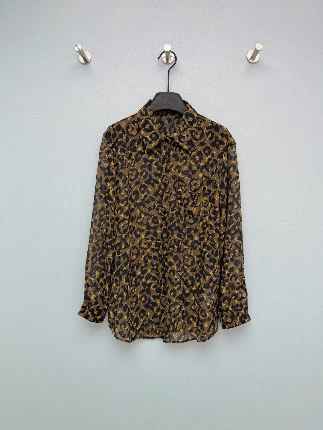 NO:781658,Louis  Vuitto*26 new leopard print chiffon shirt is made of light and translucent chiffon material, with a sense of drape and elegance, taking into account breathability and sun protection properties. It is suitable for layering or wearing alone in spring and summer. It combines classic Monogram presbyopia and leopard print elements, with a brown tone as the base, and black and yellow  Contrasting color printing weakens the publicity of traditional leopard print, while retaining brand recognition, retro and high-end. Basic lapel + full button placket design, front panel with patch pockets, loose straight version, highly tolerant to the body shape, can be worn alone, layered or as a sun protection outer layer, suitable for a variety of styles. Single color size 3 SML  K,Louis Vuitton-clothing,louis vuitton,louis vuitton,shirts,19860909Louis Vuitto*26新款豹纹印花雪纺衬衫,采用轻薄半透明的雪纺材质,自带垂坠感与飘逸感,兼顾透气与防晒属性,适合春夏叠穿或单穿.将经典Monogram老花与豹纹元素融合,以棕调为基底,搭配黑黄撞色印花,弱化了传统豹纹的张扬感,同时保留品牌辨识度,复古又高级.基础翻领+全开襟纽扣设计,前幅带贴袋,宽松直筒版型,对身材包容度高,可单穿、叠穿或作为防晒外搭,适配多种风格.单色3码SML K,路易威登-服装,louis vuitton,louis vuitton,shirts,,Women's clothing