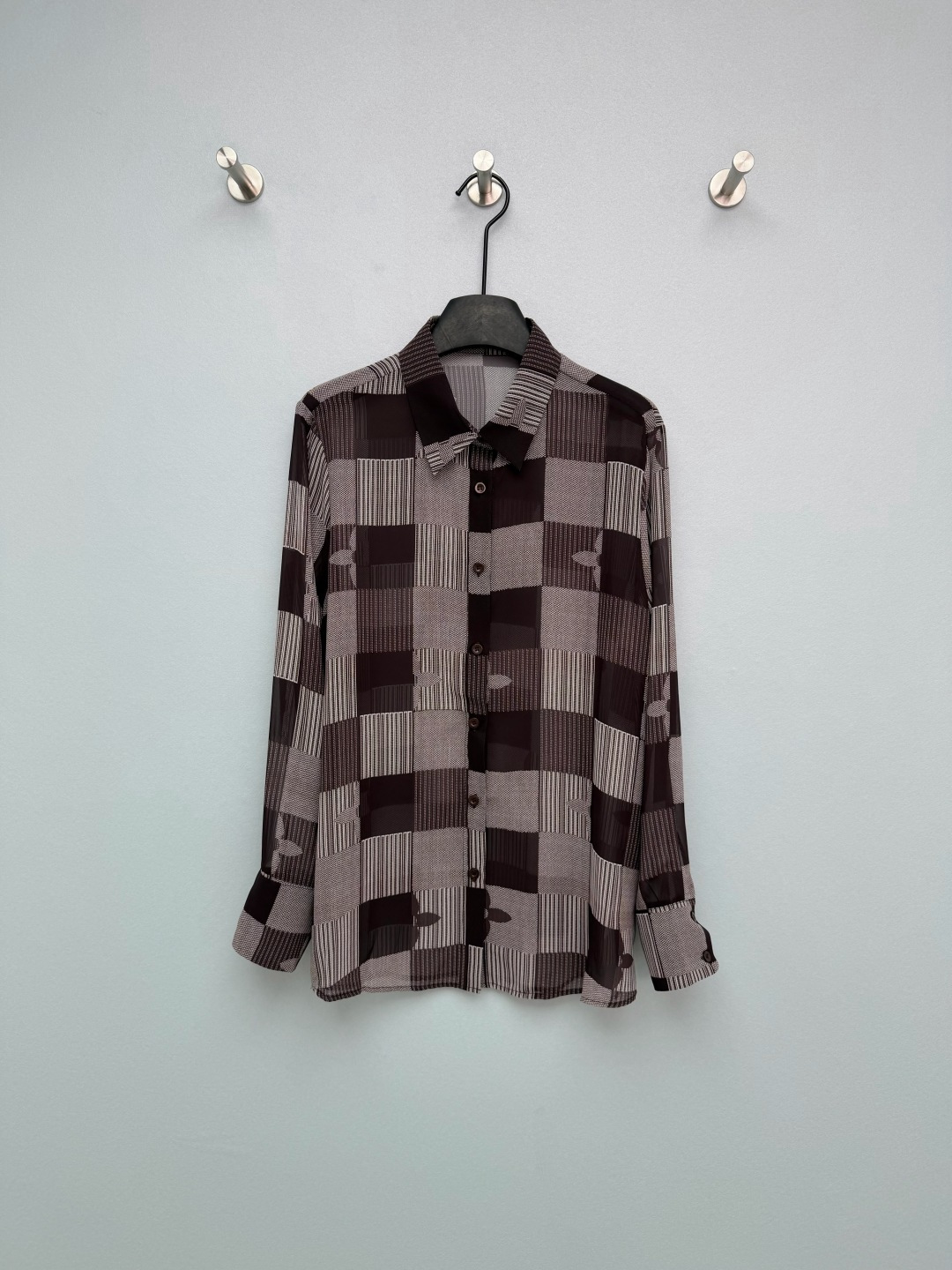NO:781665,Louis Vuitto*26 new checkerboard color-blocked chiffon shirt, made of light and semi-transparent drape chiffon material, basic lapel + button placket, simple and not monotonous. Two new colors. The cherry blossom pink is gentle to the core, and the classic old flower coffee color is cool and high-end. They are all made of light chiffon, and they are not sweaty at all when worn in summer. The loose version can hide fat, and fat sisters can also feel free to wear it. Who can resist two plaid shirts that are full of texture?  2 colors and 3 codes SMLAW,Louis Vuitton-clothing,louis vuitton,louis vuitton,shirts,19860909Louis Vuitto*26新款棋盘格拼色雪纺衬衫,采用轻薄半透的垂坠雪纺材质,基础翻领+纽扣开襟,简约不单调 两色上新 樱花粉温柔到骨子里,经典老花咖色酷飒显高级 都是轻薄雪纺材质,夏天穿完全不闷汗 宽松版型巨藏肉,微胖姐妹也能放心冲 谁能拒绝两件质感拉满的格纹衬衫啊！2色3码SMLAW,路易威登-服装,louis vuitton,louis vuitton,shirts,,Women's clothing