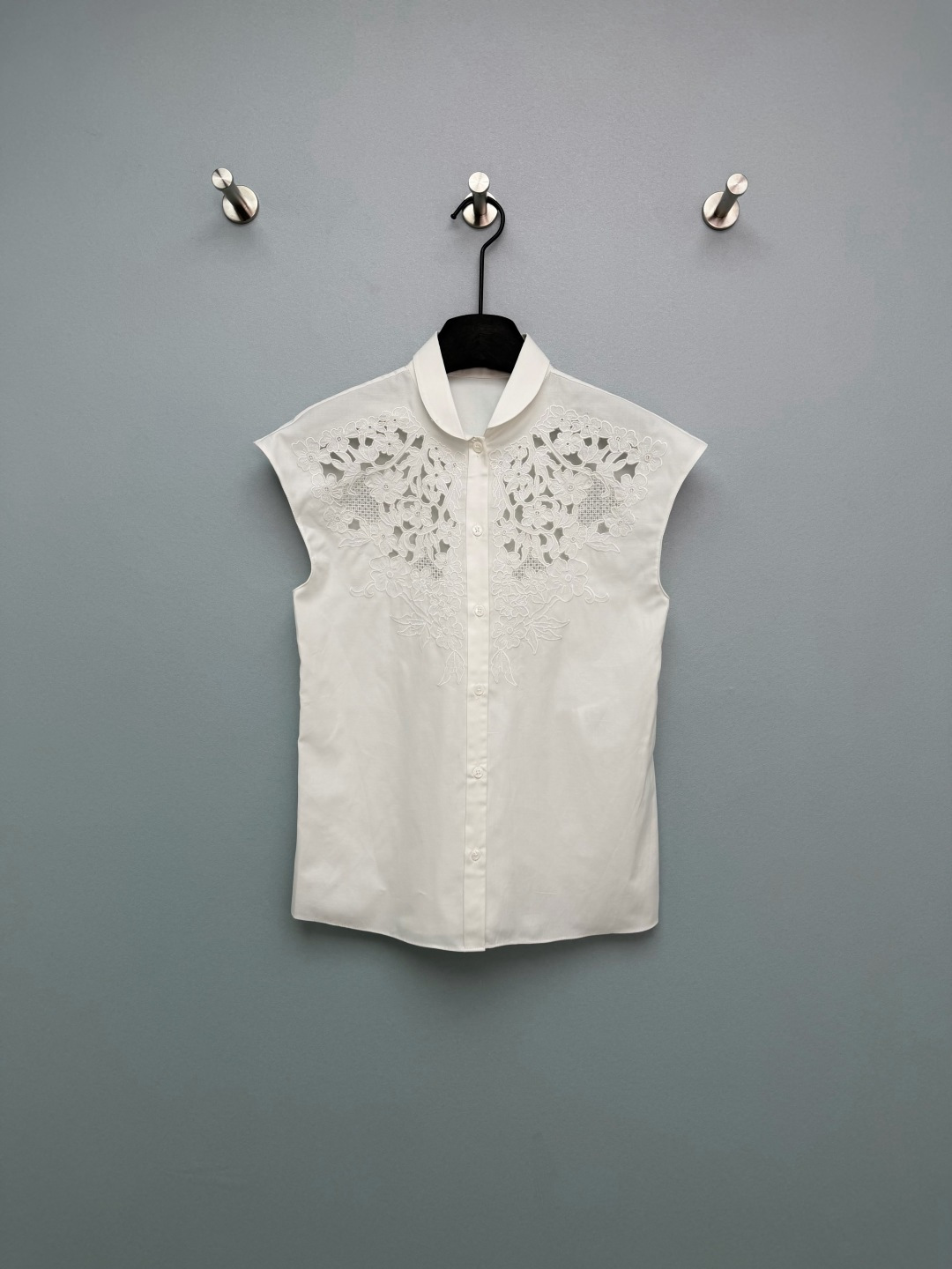 NO:781677,valentin*26's new heavy-duty hollow embroidery sleeveless white moonlight shirt features large-area floral hollow embroidery on the shoulders and chest, with fine stitching and mesh texture details. It has a French palace feel, breaking the monotony of ordinary white shirts. Classic lapel + full placket button design, sleeveless flying sleeves cut to modify the shoulder line, straight version with huge belly, even fat sisters can rest assured  The fabric is crisp but not squishy, making it refreshing and not stuffy in summer. It looks good whether worn inside or outside. White shirt ceiling!  The heavy embroidery model is too gentle. It welds elegance to the body. Single color size 3 SMLB, Valentino-clothing, valentino, valentino, shirts,19860909valentin*26新款重工镂空刺绣无袖白月光衬衫 肩部及胸前采用大面积花卉镂空刺绣,针脚细腻,搭配网眼织纹细节,自带法式宫廷感,打破普通白衬衫的单调感.经典翻领+全开襟纽扣设计,无袖小飞袖剪裁修饰肩线,直筒版型巨藏肉,微胖姐妹也能放心冲 面料挺括不软塌,夏天穿清爽不闷热,内搭外穿都好看 白衬衫天花板！重工刺绣款也太温柔了吧 把优雅焊在身上了单色3码SMLB,华伦天奴-服装,valentino,valentino,shirts,,Women's clothing