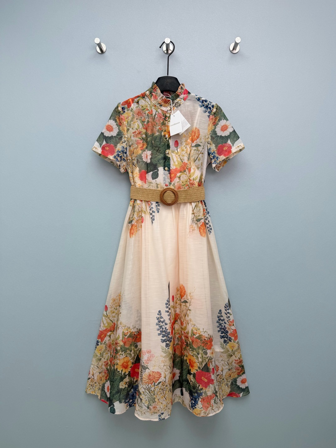 NO:781681,Zimmerman*26 new watercolor floral print shirt dress. Stand collar + puff short sleeve design, full of retro French atmosphere, modified shoulder and neck lines. Mid-length A-line large skirt optimizes waist-hip ratio, slimming and elegant and agile when walking. Front button placket design, adjustable opening and closing, combining the neatness of a shirt and the elegance of a dress  There is a straw-textured round belt around the waist, which adds to the holiday atmosphere and design highlights; the neckline and cuffs are exquisitely hemmed and pleated, and the overall craftsmanship is exquisite and full of high-end feel. The straw-woven belt around the waist is the finishing touch, which directly adds to the vacation feeling. The rice apricot bottom + watercolor flower print is like wearing a Monet oil painting on the body, gentle and high-end!  Single color code 4 SMLXLB, Zimmerman-clothing, espadrilles, skirts, shirts, T-shirt,19860909Zimmerman*26新款水彩花卉印花衬衫式连衣裙 立领+泡泡短袖设计,复古法式氛围拉满,修饰肩颈线条 中长款A字大裙摆优化腰臀比例,显瘦且行走间飘逸灵动.前排纽扣开襟设计,可调节开合度,兼具衬衫的利落与连衣裙的优雅 腰间配有草编质感圆形腰带,增加度假氛围与设计亮点；领口与袖口做了精致包边与压褶处理,整体工艺细腻,高级感十足.腰间草编腰带是点睛之笔,度假感直接拉满 米杏底+水彩花卉印花,像把莫奈油画穿在身上,温柔又高级！单色4码SMLXLB,兹默曼-服装,espadrilles,skirts,shirts,T-shirt,,Women's clothing