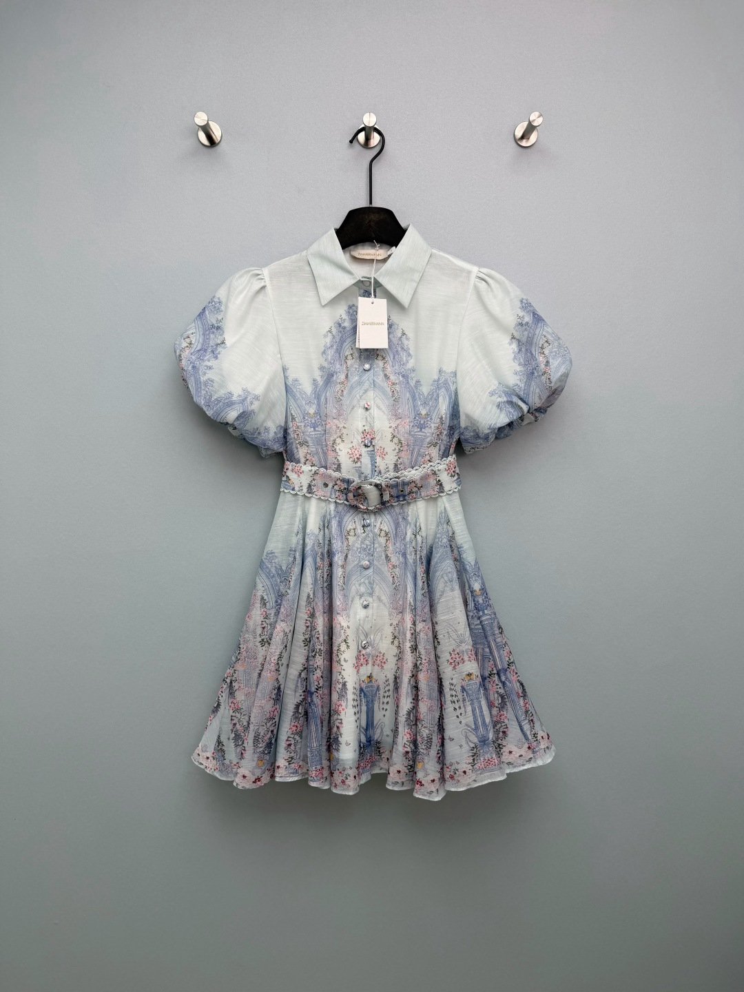 NO:781689,Zimmerman*26 new French palace print shirt dress (short style), the upper is a shirt collar + puff short sleeve design, with a French retro atmosphere, the front row colorful button placket design, adjustable opening and closing, combining the neatness of a shirt and the elegance of a dress. Medium short A large A-line skirt, matched with the same printed belt to cinch the waist, optimizing the waist-to-hip ratio, making you appear taller and slimmer, and elegant and agile when walking. The blue background color + palace flower print makes you feel like wearing a European oil painting on your body, gentle and high-end, the fabric is breathable and drapey, you will not feel sweaty when wearing it in summer, and it comes with a refreshing filter Puff sleeves + shirt collar design, full of retro atmosphere, large A-line skirt with huge hidden body, pear-shaped sisters can close their eyes and close their eyes. The same printed lace belt is the finishing touch, directly full of vacation feeling! Single color code 4 SMLXLB, Zimmerman-clothing, skirts, shirts, T-shirt,19860909Zimmerman*26新款法式宫殿印花衬衫式连衣裙（短款）,上身为衬衫领+泡泡短袖设计,自带法式复古氛围,前排彩色纽扣开襟设计,可调节开合度,兼具衬衫的利落与连衣裙的优雅.中短款A字大裙摆,搭配同印花腰带收腰,优化腰臀比例,显高显瘦,行走间飘逸灵动.崧蓝底色+宫殿花卉印花,像把欧式油画穿在身上,温柔又高级,面料透气又垂坠,夏天穿完全不闷汗,自带清爽滤镜 泡泡袖+衬衫领设计,复古氛围感拉满,A字大裙摆巨藏肉,梨形姐妹也能闭眼冲 同印花蕾丝边腰带是点睛之笔,度假感直接拉满！单色4码SMLXLB,兹默曼-服装,skirts,shirts,T-shirt,,Women's clothing
