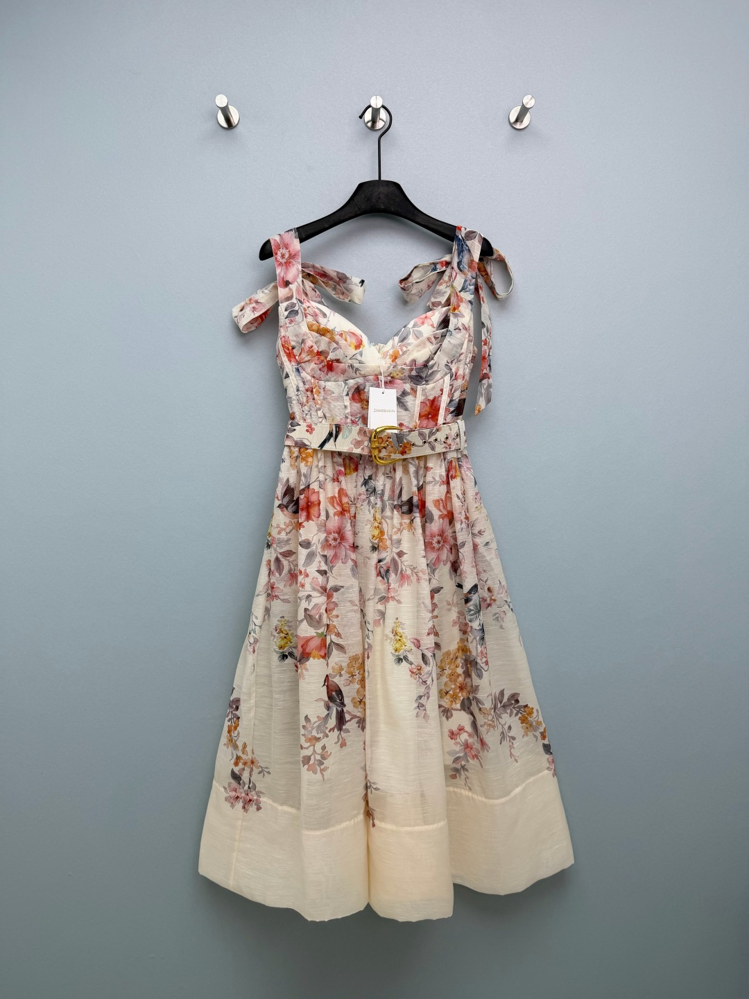 NO:781628,Zimmerman*26 new flower and bird print shoulder strap suspender dress. The upper body is designed like a fishbone bra, which has a shaping effect. It is paired with a V-neck tube top shape, which can modify the chest shape and waist and abdomen lines, while optimizing the shoulder and neck ratio. The shoulder straps are designed with the same printed lace design, and can be freely adjusted in length to create a variety of wearing methods; the watercolor style flower and bird print is gentle and fresh, and the cotton and linen blended fabric is breathable and draped. It is not sweaty at all in summer.  The corset-style fishbone cut hides the most flesh, and the same printed belt cinches the waist precisely. The retro feel directly pulls up the A-line skirt, which brings an elegant feeling when walking. It will make great photos when taking photos. It is the white moonlight skirt in the wardrobe!  2 colors and 4 codes SMLXLB, Zimmerman-clothing, skirts,19860909Zimmerman*26新款花鸟印花肩绑带吊带连衣裙 上身为鱼骨胸衣式设计,自带塑形效果,搭配V领抹胸造型,能修饰胸型与腰腹线条,同时优化肩颈比例.肩带采用同印花系带设计,可自由调节长度,打造多种穿法；水彩风花鸟印花温柔又清新,棉麻混纺面料透气又垂坠,夏天穿也完全不闷汗 胸衣式鱼骨剪裁超藏肉,同印花腰带精准收腰,复古感直接拉满 A字大裙摆走路自带飘逸感,拍照巨出片,是衣柜里的白月光裙子没错了！2色4码SMLXLB,兹默曼-服装,skirts,,Women's clothing