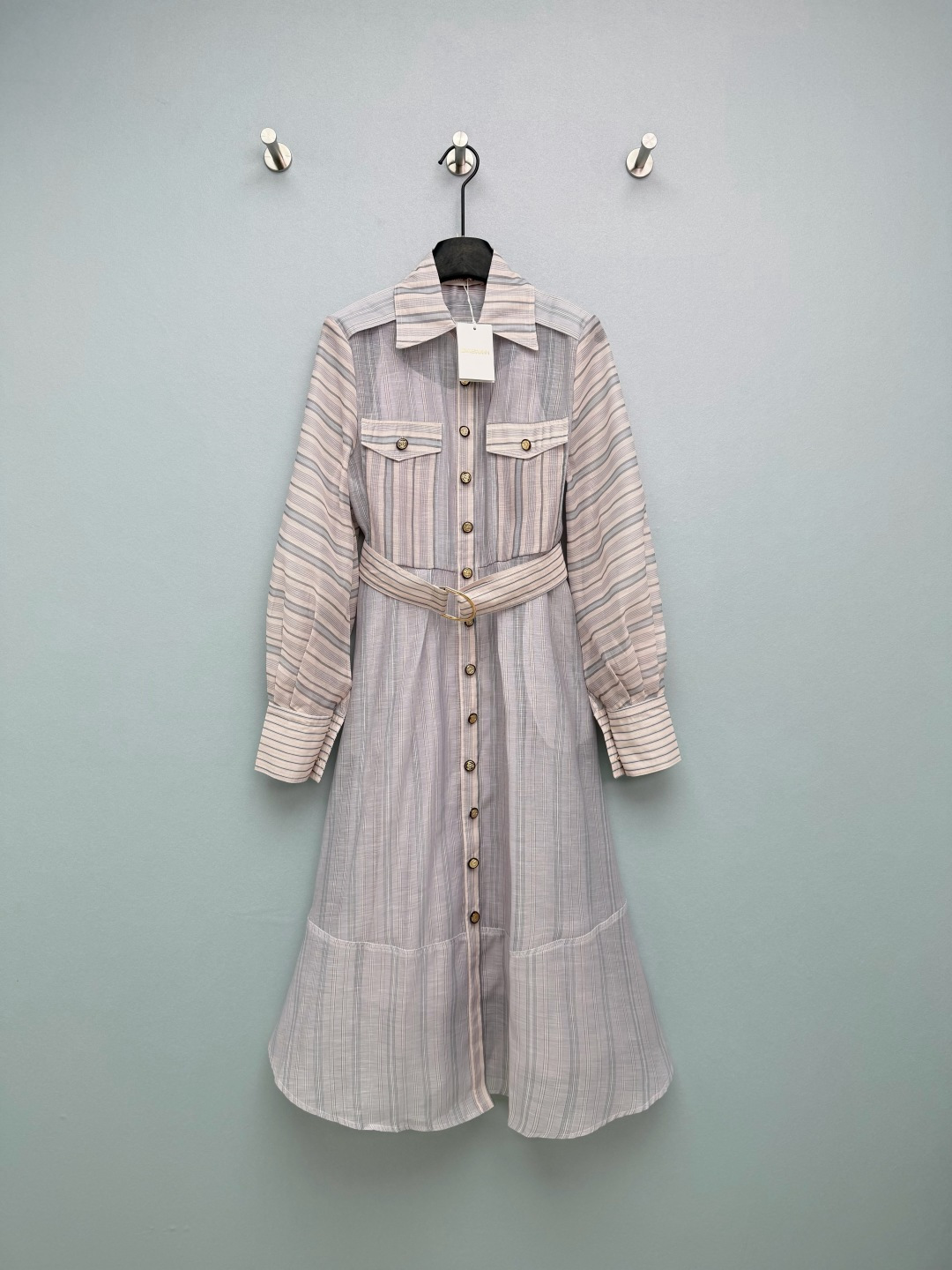 NO:781650,Zimmerman*26 new gray striped shirt dress has a classic shirt collar + double pocket design, with retro metal buttons, retaining the neatness of the shirt; the double pockets are equipped with embossed metal buckles, adding details and a sense of luxury. The waist is equipped with a striped belt + gold ring buckle, which can be freely adjusted to tighten the waist, optimize the high waistline, and make the legs look longer and slimmer. The gray stripes have a cool and high-end feel, which can also be easily controlled by yellow-skinned sisters, and directly enhances the overall personality.  Retro metal buttons + lantern sleeve design, full of atmosphere, very friendly to chubby arms. The same belt tightens the waist to make you look slimmer, and the A-line large skirt hides the flesh and is elegant. You can be a capable heroine when commuting, and a gentle French heroine when on vacation. This dress is a must-have for your wardrobe and can be worn three seasons a year!  Cool French shirt dress, so beautiful that I am speechless ~ Monochrome size 4 SMLXLB, Zimmerman-clothing, skirts, shirts,19860909Zimmerman*26新款灰调条纹衬衫式连衣裙 经典衬衫领+双口袋设计,搭配复古金属纽扣,保留衬衫的利落干练；双口袋配有浮雕质感金属扣,增加细节亮点与高级感.腰部配有同条纹腰带+金色圆环扣,可自由调节收腰,优化高腰线,显腿长且显瘦.灰调条纹自带清冷高级感,黄皮姐妹也能轻松驾驭,整个人气质直接拉满 复古金属纽扣+灯笼袖设计,氛围感拉满,对微胖手臂超友好 同腰带收腰巨显瘦,A字大裙摆藏肉又飘逸 通勤是干练女主,度假是温柔法式女主,衣柜必备的一年穿三季神裙！清冷系法式衬衫裙,美到失语~ 单色4码SMLXLB,兹默曼-服装,skirts,shirts,,Women's clothing