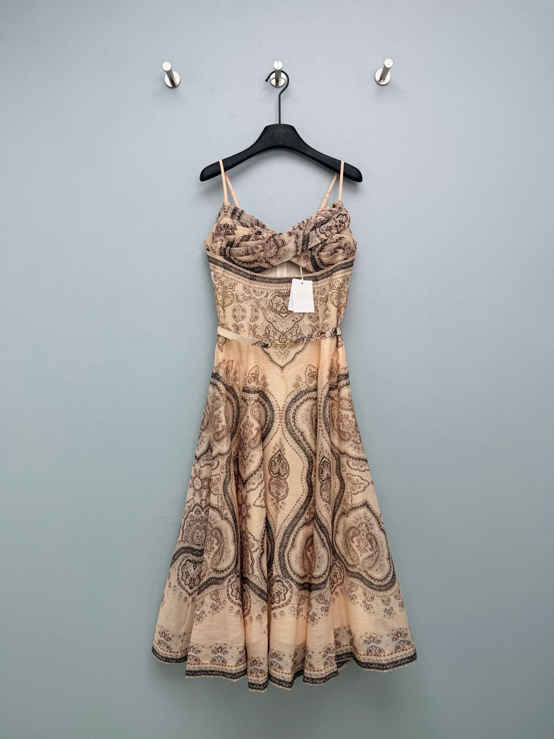 NO:781657,Zimmerman*26 new paisley print suspender dress, beige color + paisley print is gentle and retro, the twist tube top design has a French atmosphere, thin shoulder straps modify the shoulder and neck lines, and comes with a soft focus filter. The same printed belt + metal buckle accurately tighten the waist, and the A-line large skirt hides a lot of flesh, and sisters with pear-shaped figures can also feel free to wear it. Wear it on vacation and you will be a French heroine. Wear it with a small cardigan every day and it is gentle to the bone. Paisley print skirt is a retro and gentle ceiling!  Solid color size 4 SMLXLB, Zimmerman-clothing, skirts,19860909Zimmerman*26新款佩斯利印花吊带连衣裙 米杏色+佩斯利印花温柔又复古,扭结抹胸设计超有法式氛围感,细肩带修饰肩颈线条,自带柔焦滤镜 同印花腰带+金属扣精准收腰,A字大裙摆巨藏肉,梨形身材姐妹也能放心冲 度假穿它就是法式女主,日常搭个小开衫也温柔到骨子里 佩斯利印花裙 复古温柔天花板！单色4码SMLXLB,兹默曼-服装,skirts,,Women's clothing
