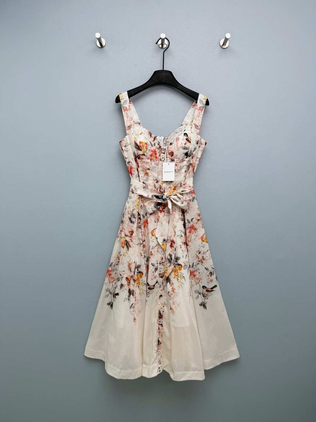 NO:781664,Zimmerman*26 new flower and bird print suspender dress, a new version of cotton fabric is shipped!  The watercolor-style flower and bird print is gentle and fresh, and the linen fabric is breathable and draped, so you won’t feel sweaty even if you wear it in summer. The corset-style fishbone cut hides your flesh, and the front buttons + waistband of the same fabric give it a retro feel. The large A-line skirt brings an elegant feeling when you walk, and it’s great for taking photos. It’s definitely the white moonlight skirt in your wardrobe!  Wear it on vacation and look like a French heroine. Wear it with a small cardigan every day and it's gentle to the core. Wearing it in spring will make you speechless!  Solid color size 4 SMLXLB, Zimmerman-clothing, skirts,19860909Zimmerman*26新款花鸟印花吊带连衣裙 全新版本棉布面料出货啦！水彩风花鸟印花温柔又清新,亚麻面料透气又垂坠,夏天穿也完全不闷汗 胸衣式鱼骨剪裁超藏肉,前排纽扣+同面料腰带,复古感直接拉满 A字大裙摆走路自带飘逸感,拍照巨出片,是衣柜里的白月光裙子没错了！ 度假穿它就是法式女主,日常搭个小开衫也温柔到骨子里 把春天穿在身上美到失语！单色4码SMLXLB,兹默曼-服装,skirts,,Women's clothing