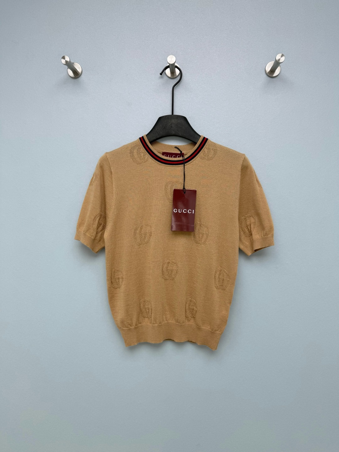 NO:782988,Gucc*26 new style double G jacquard short-sleeved sweater, summer luxury and relaxed ceiling, classic red and green webbing collar + dark pattern double G in the same color, low-key and full of details, not provocative at all!  The fabric is made of soft fufu wool knitted material, which is breathable and not sweaty in summer. It comes with a gentle filter. The camel color is retro and white, and the light lime green is refreshing and age-reducing. I want to wear both colors on my body!  Paired casually with jeans, you will feel luxurious and relaxed. It is very suitable for daily commuting or dating. It is a perfect noble and lazy outfit for ceiling 2 colors and 3 codes SMLPE, Gucci-clothing, gucci, gucci, loro piana, jeans, T-shirt,19860909Gucc*26新款双G提花短袖针织衫 夏日高奢松弛感天花板 经典红绿织带领口+同色系暗纹双G,低调中全是细节感,完全不挑人！ 面料是软fufu的羊毛针织材质,夏天穿透气不闷汗,自带温柔滤镜 驼色复古又显白,浅柠绿清新又减龄,两个颜色都想焊在身上！ 随便搭配牛仔裤就有高奢松弛感,日常通勤or约会穿都超合适,妥妥的贵气懒人穿搭天花板2色3码SMLPE,古驰-服装,gucci,gucci,loro piana,jeans,T-shirt,,Women's clothing