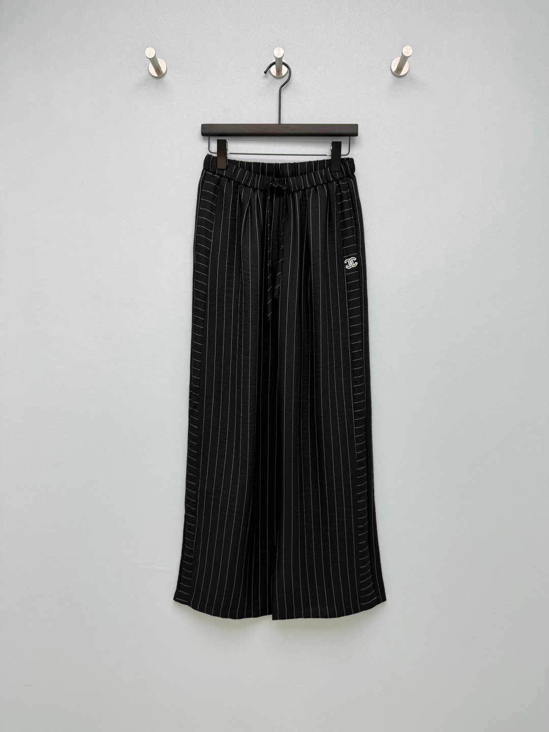 NO:782995,Chan*l 26 new striped embroidered wide-leg pants. Lazy pants that coexist with relaxation and elegance. The drape is amazing!  The herringbone fabric is crisp and soft, with no wrinkles at all. It brings a sense of aura when you walk. The elastic waistband + loose pants are super friendly to all body types. It has a slimming effect and makes the pear-shaped body look like a god!  The double C embroidery on the side is full of details, low-key and recognizable. The off-white is gentle and the black is slimming. I want to wear both colors!  You can just put on a white T-shirt and go out. It can be worn for daily commuting and going out on the street. It is a perfect outfit for lazy people to wear to the ceiling!  These wide-leg pants really capture the 'noble and relaxed feeling', 2 colors and 3 sizes SML PE, Chanel-clothing, chanel, chanel,19860909Chan*l 26新款条纹刺绣阔腿裤 松弛与贵气并存的懒人神裤 垂坠感绝了！人字纹面料挺括又柔软,完全不显皱,走路自带气场 松紧腰头+宽松裤型,对各种身材都超友好,藏肉显瘦效果拉满,梨形身材直接封神！ 侧面的双C刺绣细节感拉满,低调又有辨识度,米白温柔、黑色显瘦,两个颜色都想all in！随便搭个白T就能出门,日常通勤、出街都能穿,妥妥的懒人穿搭天花板！这条阔腿裤真的把“贵气松弛感”拿捏得死死的2色3码SML PE,香奈儿-服装,chanel,chanel,,Women's clothing