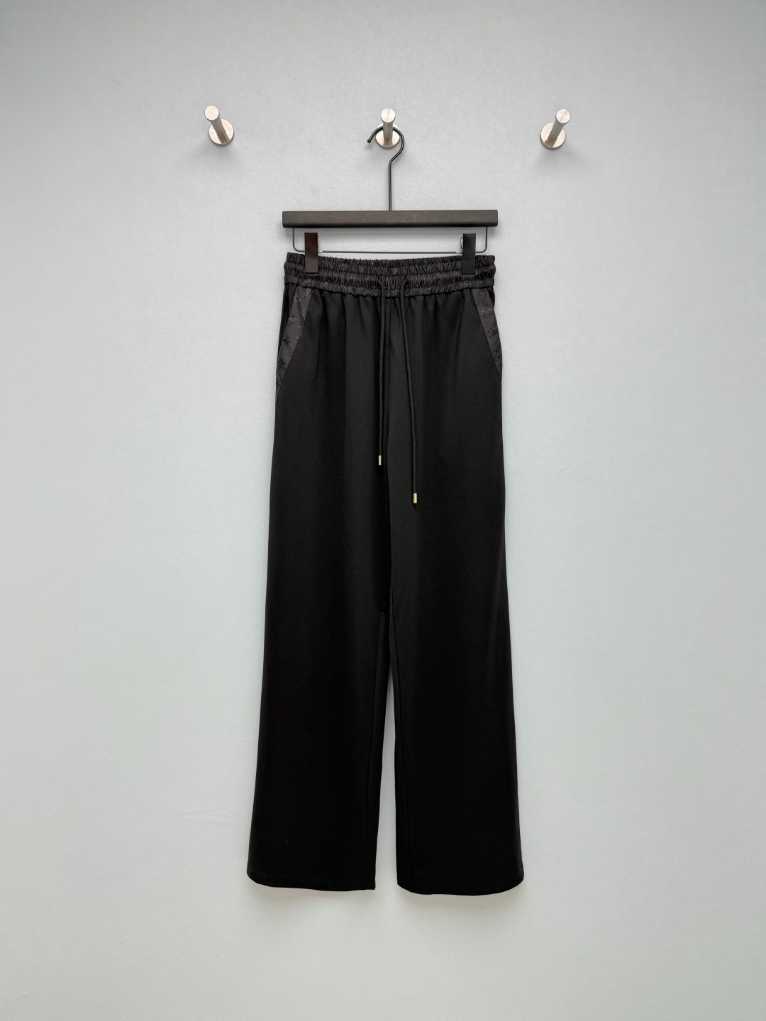 NO:783009,Louis Vuitto*26 new presbyopic side-stitched nylon printed wide-leg trousers. The waistband, side stripes and back pockets all use the same color Monogram dark pattern splicing design. The details are full of brand recognition, unobtrusive but very high-end. The elastic waistband + loose trousers are very friendly to pear-shaped and apple-shaped figures, and have a full slimming effect. The fabric is soft and waxy, comfortable and breathable to wear in summer, and will not make you sweat at all.  Off-white is gentle, black is slimming, I want to wear both colors!  You can just wear a white T-shirt and go out. It’s a perfect match for lazy people to wear on the ceiling!  2 colors 3 codes SML C,Louis Vuitton-clothing,louis vuitton,louis vuitton,19860909Louis Vuitto*26新款老花侧边拼接尼龙印花阔腿裤 腰头、侧边条纹与后口袋处均采用了同色系的Monogram暗纹拼接设计,细节处满是品牌辨识度,不张扬却极具高级感 松紧腰头+宽松裤型,对梨形、苹果形身材都超友好,藏肉显瘦效果拉满 面料软糯垂坠,夏天穿舒服又透气,完全不会闷汗 米白温柔,黑色显瘦,两个颜色都想all in！随便搭个白T就能出门,懒人穿搭天花板实锤了！2色3码SML C,路易威登-服装,louis vuitton,louis vuitton,,Women's clothing