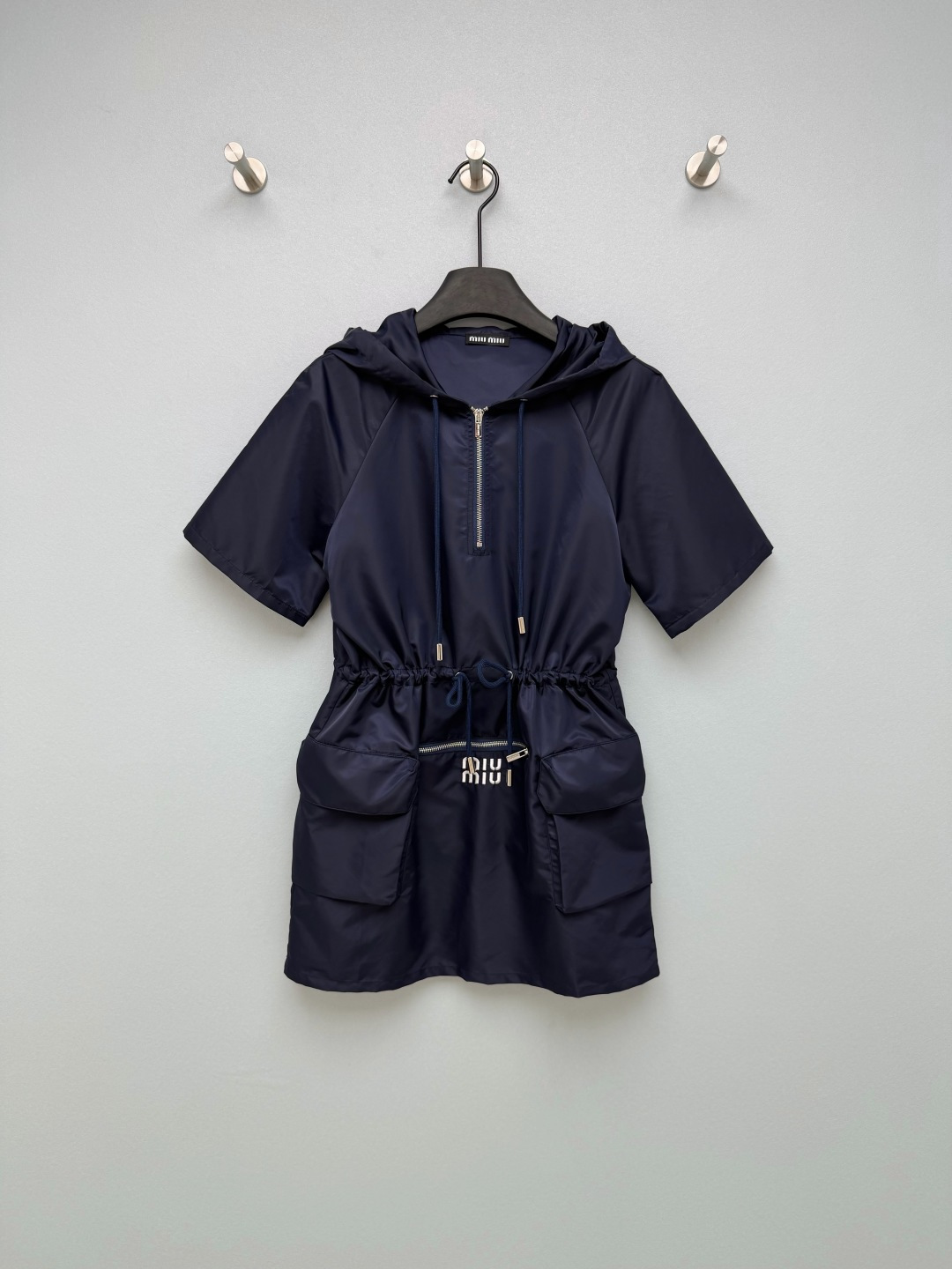 NO:783015,Miu Mi*26 new navy blue hooded waist-cinching workwear-style dress. Navy blue nylon fabric has a cool and high-end feel, hooded + waist design, loose version with huge hidden body!  The metal logo and large pockets on the front are full of details. It is sweet and cool without being picky. The half-open zipper design can also give you a casual concave shape. Pair it with sneakers and you will become a strong campus heroine. With Martin boots, you will become a sweet and cool hottie. It is convenient and stylish for daily street wear. It is perfect for lazy people to wear on the ceiling. This workwear-style dress directly pokes my heart. Monochrome size 3 SML BB, Miu Miu-clothing, miumiu, boots, sneakers, skirts, hats,19860909Miu Mi*26新款藏青连帽收腰工装风连衣裙 藏青色尼龙面料自带清冷高级感,连帽+收腰设计,宽松版型巨藏肉！ 正面的金属Logo和大口袋细节感拉满,甜酷又不挑人,半开拉链设计还能随性凹造型 搭配运动鞋就是元气校园女主,配马丁靴秒变甜酷辣妹,日常出街穿又方便又出片,懒人穿搭天花板实锤 这条工装风连衣裙直接戳中我的心巴单色3码SML BB,缪缪-服装,miumiu,boots,sneakers,skirts,hats,,Women's clothing