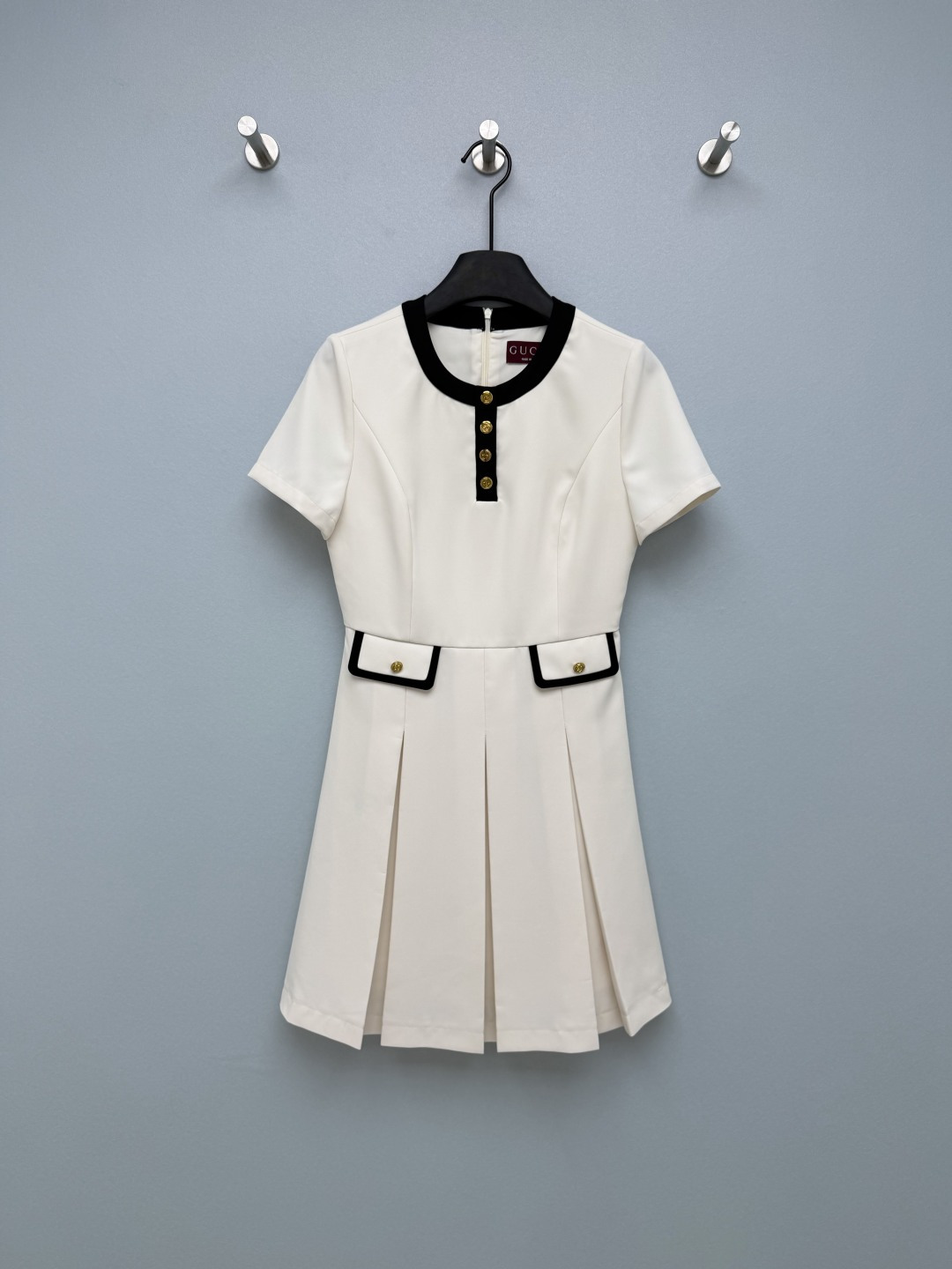 NO:783023,Gucc*26 new black apricot contrasting pleated short-sleeved dress. Classic black and white color scheme + golden double G gold buckle, full of high-end sense in elegance. What I love most is its pleated skirt, which is super flexible when walking, and perfectly hides the belly and false hips. The fabric is crisp and not soft, and the upper body has the kind of proper celebrity temperament, gentle and dignified.  Whether it is worn as a bridesmaid dress or for daily commuting, it can instantly become the center of attention. The rich daughter's natal dress is undoubtedly a monochrome 3 that really captures the 'noble feeling'. SML AP, Gucci-clothing, gucci, gucci, skirts, T-shirt,19860909Gucc*26新款黑杏撞色百褶短袖连衣裙 经典的黑白配色+金灿灿的双G金扣,优雅中透着满满的高级感 最爱的就是它的百褶裙摆,走路带风超灵动,完美藏住小肚腩和假胯宽 面料挺括不软塌,上身就是那种妥妥的名媛气质,温柔又端庄 无论是作为伴娘服还是日常通勤穿,都能瞬间成为焦点,富家千金本命裙无疑了 真的把“贵气感”拿捏得死死的单色3吗SML AP,古驰-服装,gucci,gucci,skirts,T-shirt,,Women's clothing