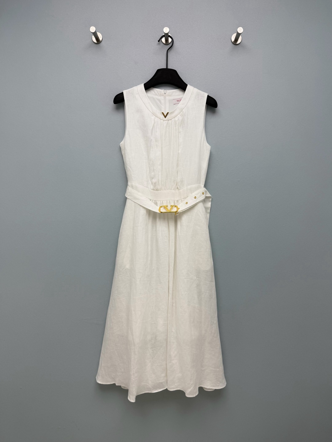 NO:783031,Valentin*26 new white linen sleeveless waisted V-button dress has a relaxing ceiling in summer!  The natural linen fabric has its own breathability, the upper body is refreshing and breathable, and you will not feel sweaty when wearing it in summer!  The most amazing thing is the V-buckle belt around the waist. Just tie it to outline the perfect waistline, making you look slimmer and taller. The accordion pleat details on the chest and the V-buckle on the neckline are low-key and recognizable. The elegant feeling when walking is really amazing. Whether it is worn on vacation, dating or daily commuting, it has a gentle atmosphere. It is a perfect white moonlight skirt!  Solid color size 3 SML WU,Valentino-clothing,valentino,valentino,skirts,19860909Valentin*26新款白色亚麻无袖收腰V扣连衣裙 夏日松弛感天花板！天然亚麻面料自带呼吸感,上身清爽又透气,夏天穿完全不闷汗！最绝的就是腰间的V扣腰带,轻轻一系就勾勒出完美腰线,显瘦又显高 胸前的风琴褶细节和领口的V扣,低调又有辨识度,行走间的飘逸感真的太仙了 不管是度假、约会还是日常通勤穿,都自带温柔的氛围感,妥妥的白月光裙本裙！单色3码SML WU,华伦天奴-服装,valentino,valentino,skirts,,Women's clothing