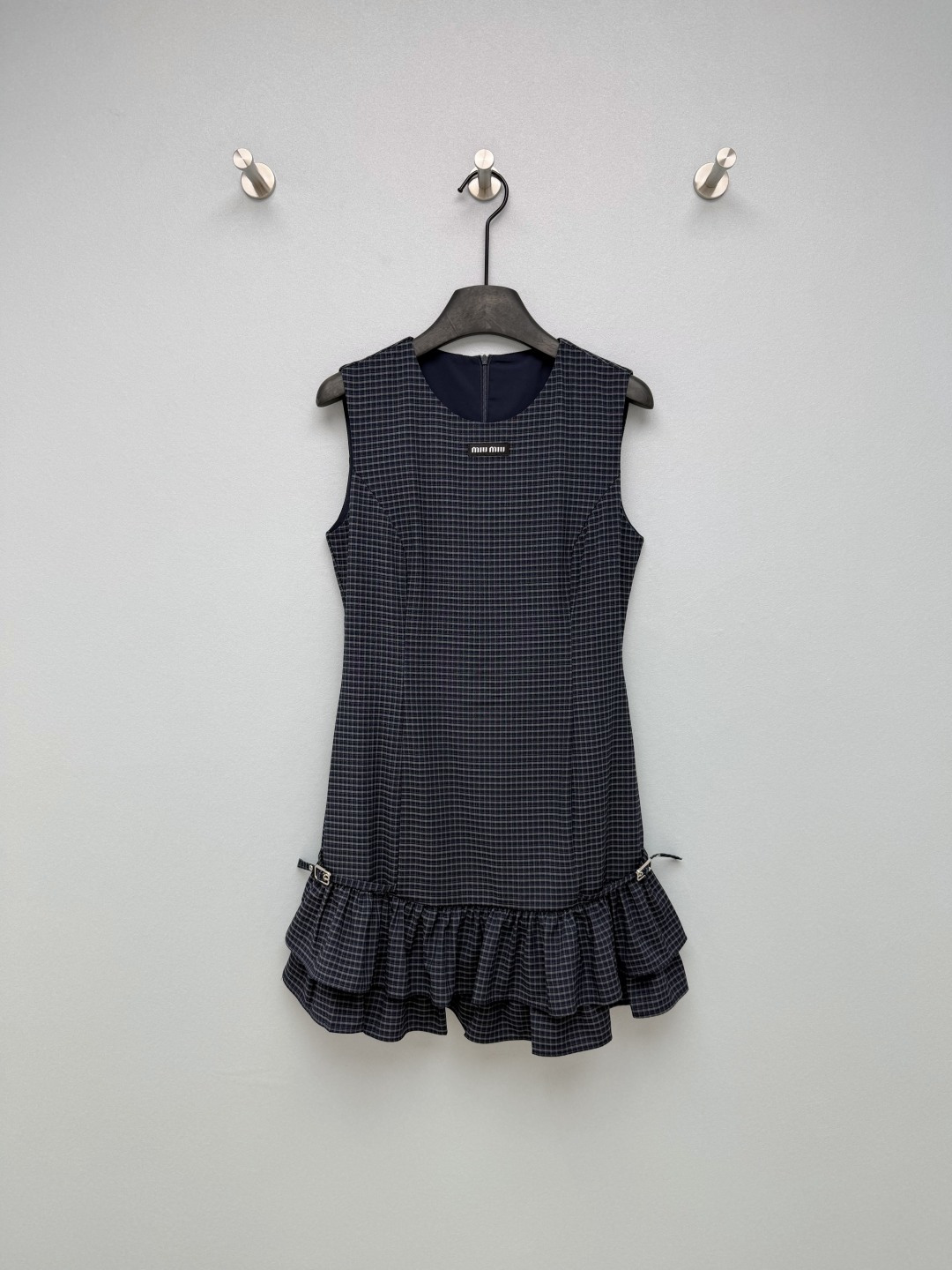 NO:783036,Miumi*26 new navy blue plaid ruffle vest dress. The Miu label on the chest is a low-key way to highlight the brand identity. The details are full of luxury texture. It is a delicate and discreet design that everyone who knows it knows. The navy fine plaid has a full sense of college atmosphere, which is cool and high-end, reducing age and vitality. The slim waist + double-layer ruffle skirt perfectly modifies the figure, transforming into a campus sweet girl in an instant, and the pear-shaped figure directly becomes a god.  The silver metal buckles on both sides of the skirt are full of details and can be adjusted for tightness. It is sweet and cool. The fabric is refreshing and breathable. It will not make you sweaty at all in summer. You can go out casually with loafers. It can be worn for daily commuting and dating. It is a perfect outfit for lazy people to wear to the ceiling!  Solid color size 3 SML WU, Miu Miu-clothing, miumiu, loafers, skirts,19860909Miumi*26新款藏青格纹荷叶边背心裙 胸口的Miu标签,低调彰显品牌身份,细节处尽显高奢质感,是懂的人都懂的精致小心机.藏青细格纹自带满满的学院氛围感,清冷又高级,减龄又元气 修身收腰+双层荷叶边裙摆,完美修饰身材,秒变校园甜妹,梨形身材直接封神 裙摆两侧的银色金属扣细节感拉满,可调节松紧,又甜又酷,面料清爽透气,夏天穿完全不闷汗 随便搭配乐福鞋就能出门,日常通勤、约会都能穿,妥妥的懒人穿搭天花板！单色3码SML WU,缪缪-服装,miumiu,loafers,skirts,,Women's clothing