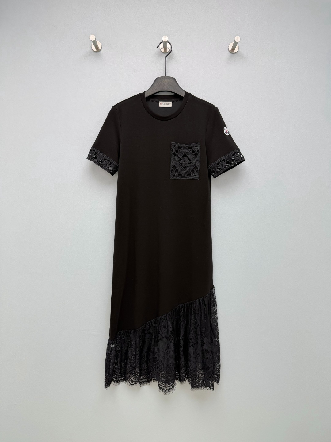NO:783042,Moncle*26 new lace splicing T-shirt dress is the perfect collision of laziness and sophistication!  The cuffs, breast pockets and hem are all designed with hollow lace splicing, and the rhombus pattern + floral embroidery details inject a feminine girlish feel into the simple T-shirt skirt, breaking the monotony of purely casual styles. The loose and straight silhouette is very tolerant of the body, not picky, the upper body is lazy and slim, and has no sense of restraint in daily wear. The Moncle* round badge logo on the sleeves low-key highlights the brand identity, and is a detail highlight that everyone who understands will understand.  Off-white is gentle, black is slimming, I want to wear both colors!  Just wear a pair of white shoes and you can go out. It’s perfect for lazy people to wear to the ceiling!  2 colors and 3 codes SML AP, mask-clothing, Moncler, skirts, tees, t-shirt,19860909Moncle*26新款蕾丝拼接T恤连衣裙 慵懒与精致的完美碰撞！袖口、胸前口袋与下摆都采用了镂空蕾丝拼接设计,菱形花纹+花卉刺绣的细节,为简约的T恤裙注入了柔美的少女感,打破了纯休闲款的单调.宽松直筒的廓形对身材包容度极高,不挑身材,上身慵懒又显瘦,日常穿零束缚感.袖子上的Moncle*圆形徽章Logo,低调彰显品牌身份,是懂的人都懂的细节亮点 米白温柔,黑色显瘦,两个颜色都想all in！随便搭双小白鞋就能出门,懒人穿搭天花板实锤了！2色3码SML AP,蒙口-服装,Moncler,skirts,tees，t-shirt,,Women's clothing