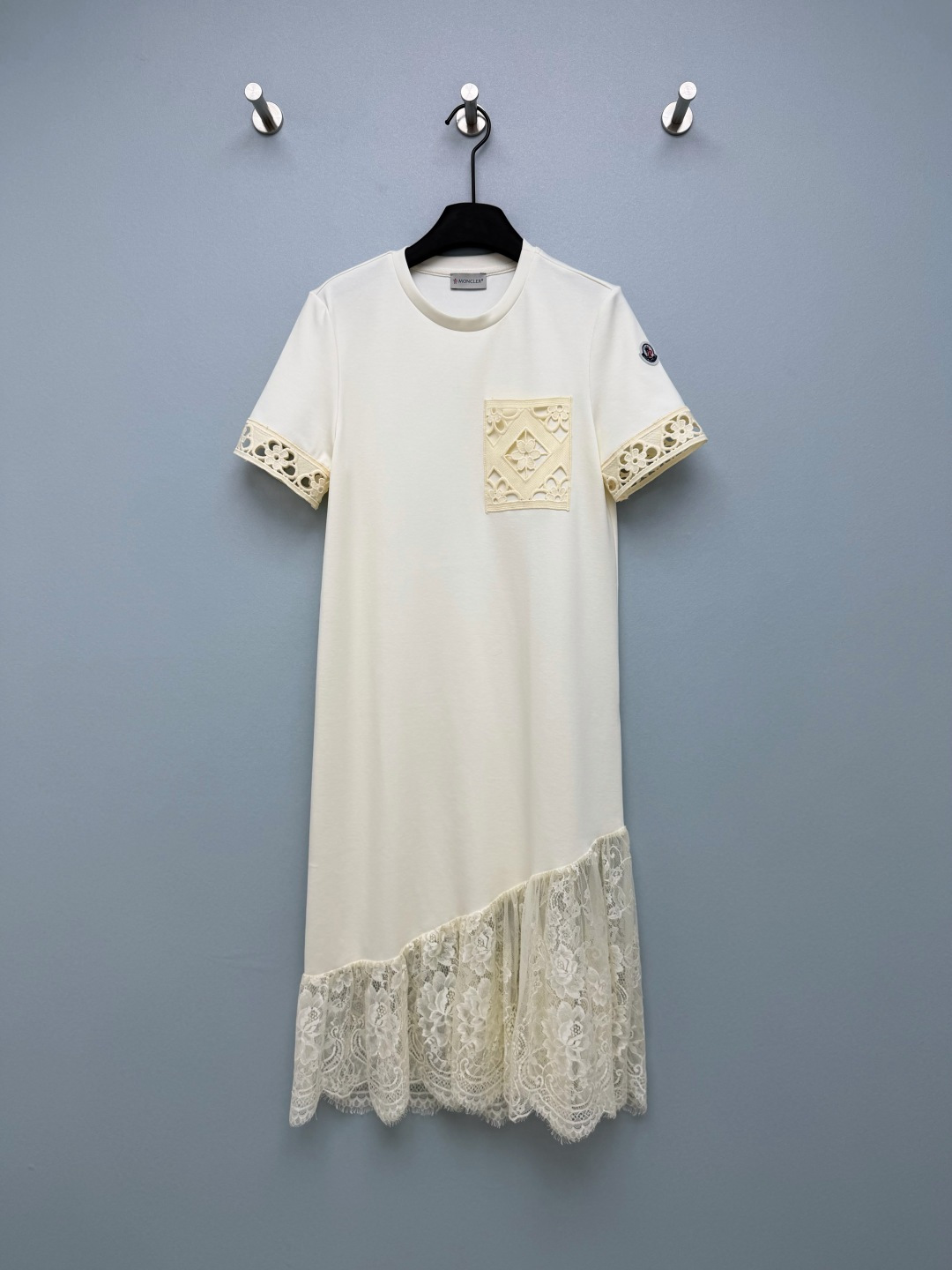 NO:783048,Moncle*26 new lace splicing T-shirt dress is the perfect collision of laziness and sophistication!  The cuffs, breast pockets and hem are all designed with hollow lace splicing, and the rhombus pattern + floral embroidery details inject a feminine girlish feel into the simple T-shirt skirt, breaking the monotony of purely casual styles. The loose and straight silhouette is very tolerant of the body, not picky, the upper body is lazy and slim, and has no sense of restraint in daily wear. The Moncle* round badge logo on the sleeves low-key highlights the brand identity, and is a detail highlight that everyone who understands will understand.  Off-white is gentle, black is slimming, I want to wear both colors!  Just wear a pair of white shoes and you can go out. It’s perfect for lazy people to wear to the ceiling!  2 colors and 3 codes SML A, mask-clothing, Moncler, skirts, tees, t-shirt,19860909Moncle*26新款蕾丝拼接T恤连衣裙 慵懒与精致的完美碰撞！袖口、胸前口袋与下摆都采用了镂空蕾丝拼接设计,菱形花纹+花卉刺绣的细节,为简约的T恤裙注入了柔美的少女感,打破了纯休闲款的单调.宽松直筒的廓形对身材包容度极高,不挑身材,上身慵懒又显瘦,日常穿零束缚感.袖子上的Moncle*圆形徽章Logo,低调彰显品牌身份,是懂的人都懂的细节亮点 米白温柔,黑色显瘦,两个颜色都想all in！随便搭双小白鞋就能出门,懒人穿搭天花板实锤了！2色3码SML A,蒙口-服装,Moncler,skirts,tees，t-shirt,,Women's clothing