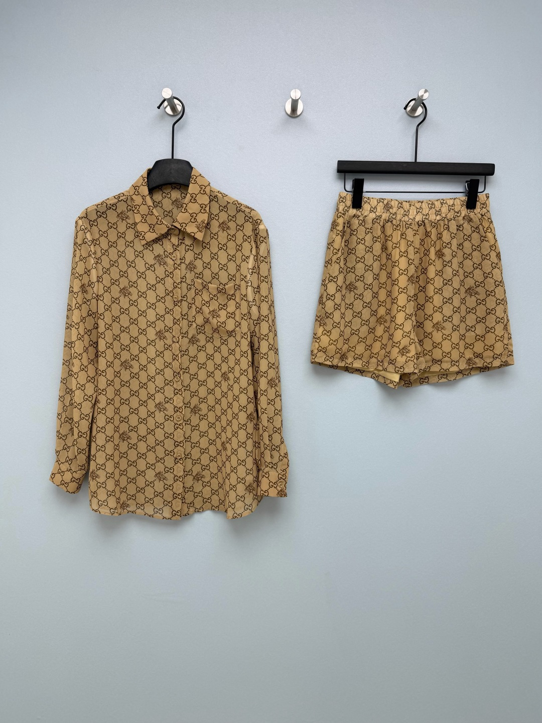 NO:783053,Gucc*26 New Classic Presbyopia Printed Shirt and Shorts Set Retro Lazy Elegant Ceiling Classic Presbyopia + Elements The all-over printed GG presbyopia is an iconic design, paired with printed shorts of the same color  Low-key but full of brand recognition, retro and high-end, with a sense of 'old money style' nobility. Made of light and elegant chiffon material, with a transparent drape, the upper body is refreshing and not sweaty, and there is no burden when wearing it in summer. It has a lazy and fairy atmosphere when walking. The elastic waist shorts are super friendly to all body types, hiding the flesh and showing a full slimming effect. When you wear one set, you can wear it alone or as a complete set. They look good with any combination. They are perfect for lazy people to wear on the ceiling!  Single color size 3 SML K, Gucci-clothing, gucci, gucci, shorts, shirts,19860909Gucc*26新款 经典老花印花衬衫短裤套装 复古慵懒贵气天花板 经典老花+元素 满印的GG老花是标志性设计,搭配同色系印花短裤 低调中透着满满的品牌辨识度,复古又高级,自带“老钱风”贵气感.采用轻盈飘逸的雪纺材质,自带通透垂坠感,上身清爽不闷汗,夏天穿也毫无负担,行走间自带慵懒仙气.松紧腰短裤对各种身材都超友好,藏肉显瘦效果拉满,一套穿出门回头率超高 可单穿可整套,随便搭配都好看,懒人穿搭天花板实锤了！单色3码SML K,古驰-服装,gucci,gucci,shorts,shirts,,Women's clothing