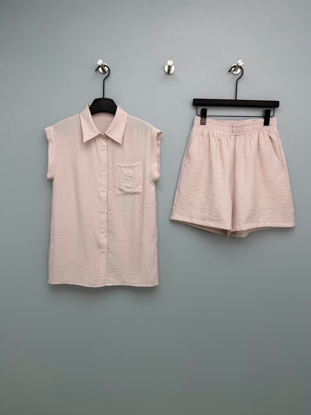 NO:783060,Dio*26 new sleeveless embroidered shirt and shorts suit with a gentle and relaxed feel!  The combination of sleeveless shirt + elastic waist shorts is refreshing and slimming, and is super friendly to all body types. The Dior embroidered badge on the pocket is low-key and exquisite, and the details are full of luxury texture. This suit is so beautiful that it makes my heart melt. The fabric is so comfortable!  It has a cool feeling, so you won’t feel sweaty when wearing it in summer. The drape is amazing. The off-white is soft and the light pink is sweet. I want to wear both colors!  Just wear a pair of white shoes and you can go out. It’s perfect for lazy people to wear to the ceiling!  2 colors and 3 codes SML C, Dior-clothing, dior, dior, shorts, shirts,19860909Dio*26新款无袖刺绣衬衫短裤套装 温柔松弛感天花板！无袖衬衫+松紧腰短裤的组合,清爽又显瘦,对各种身材都超友好,口袋上的Dior刺绣徽章低调又精致,细节处全是高奢质感 这套套装真的美到我心巴上了面料也太舒服了吧！自带凉感,夏天穿完全不闷汗,垂坠感绝了 米白温柔,浅粉甜美,两个颜色都想all in！随便搭双小白鞋就能出门,懒人穿搭天花板实锤了！2色3码SML C,迪奥-服装,dior,dior,shorts,shirts,,Women's clothing