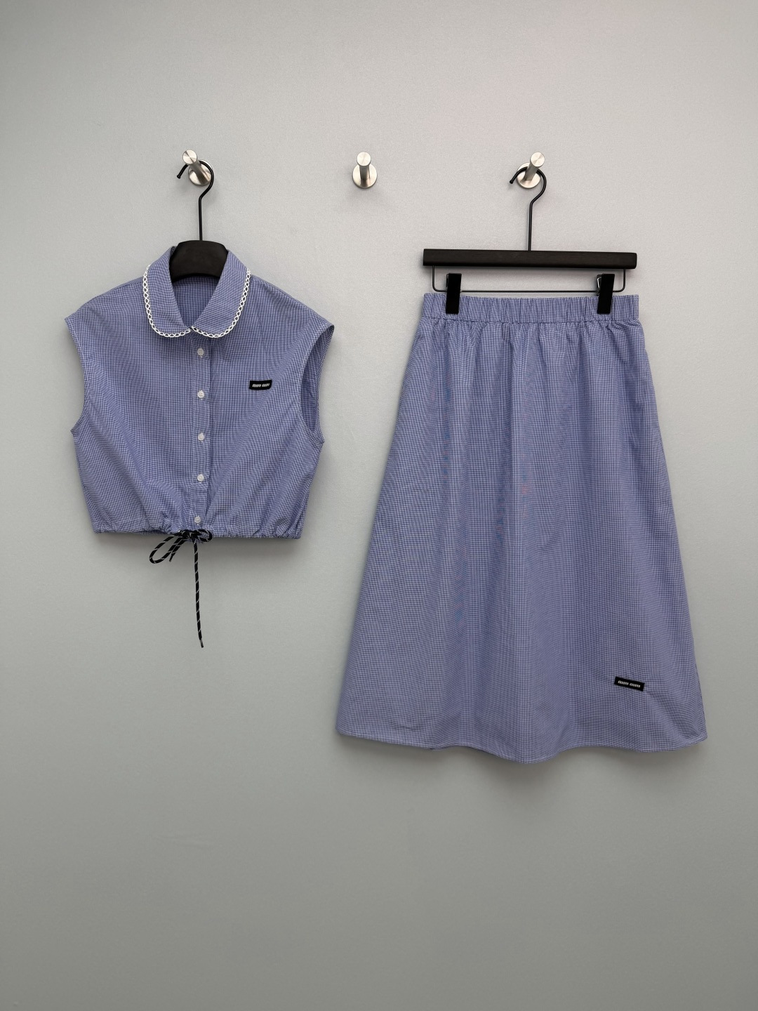 NO:783067,Miu Mi*26 new blue plaid suit. The light blue fine plaid is too fresh!  It has a full sense of campus atmosphere, reducing age and vitality. The lace piping on the neckline is full of details, and the drawstring design on the hem can be adjusted in length to easily create a short waist-revealing look. The high-waisted A-line skirt has a slimming effect and is super friendly to pear-shaped figures. Wear it as a set and directly transform into a campus sweet girl. It can be worn alone or in a complete set. It looks good with any combination. It is perfect for lazy people to wear to the ceiling!  Single color size 3 SMLLH, Miu Miu-clothing, miumiu, skirts,19860909Miu Mi*26新款蓝格纹套装 浅蓝细格纹也太清新了吧！自带满满的校园氛围感,减龄又元气 领口的蕾丝滚边细节感拉满,衣摆的抽绳设计可调节长度,轻松打造短款露腰造型 高腰A字半裙藏肉显瘦效果拉满,对梨形身材超友好,成套穿直接变身校园甜妹 可单穿可整套,随便搭配都好看,懒人穿搭天花板实锤了！单色3码SMLLH,缪缪-服装,miumiu,skirts,,Women's clothing