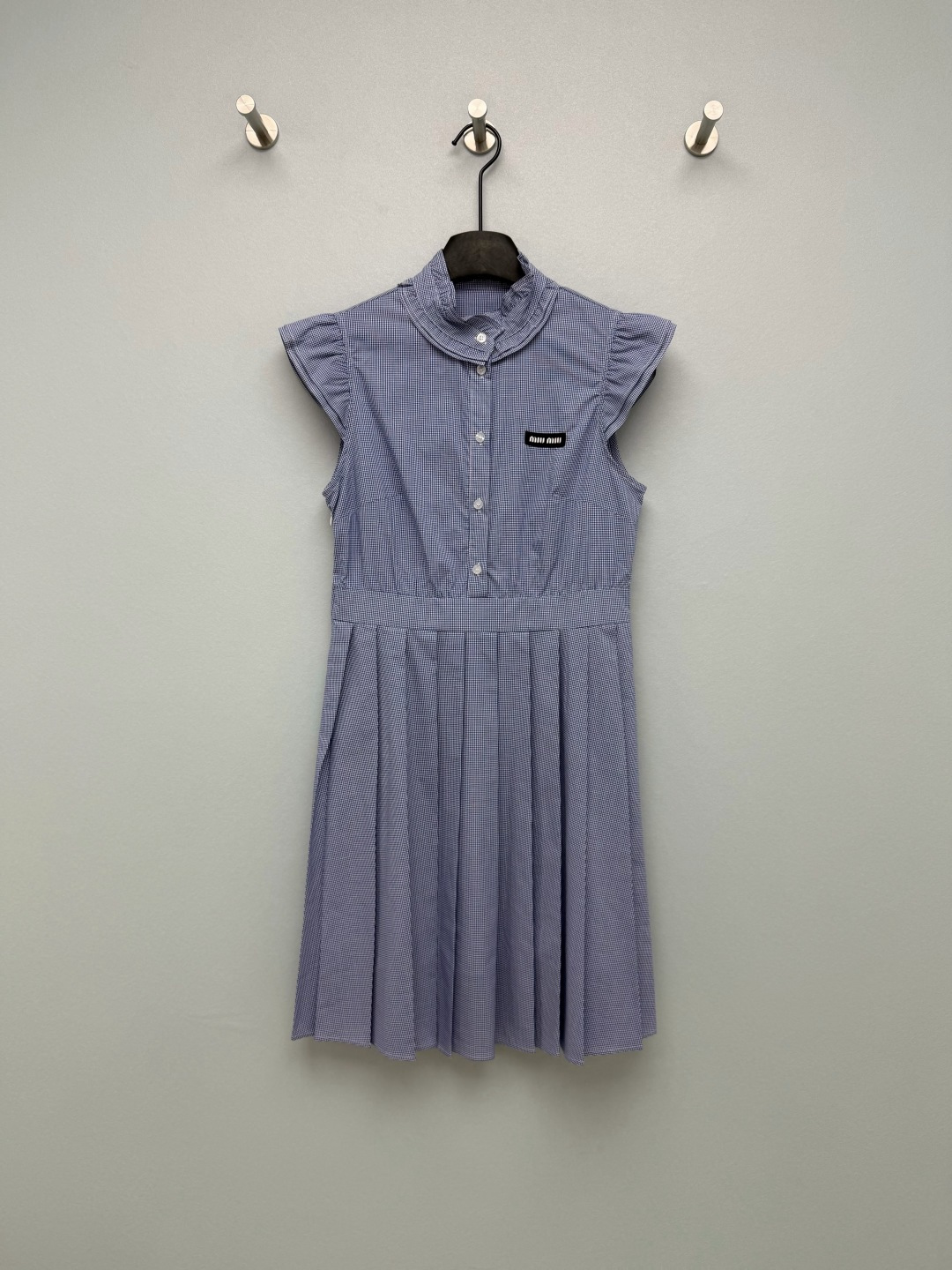 NO:783074,Miu Mi* 26 new blue plaid pleated pleated dress with small flying sleeves. Refreshing light blue/sakura pink color scheme, full of campus atmosphere, reducing age and vitality. Ruffled small flying sleeves + waist-cinching pleated skirt, perfect body modification, instantly transforming into a campus sweet girl, pear-shaped figure can directly become a god. The Miu label on the chest is full of details, low-key and recognizable. The fabric is refreshing and breathable, so you will not feel sweaty when wearing it in summer.  Just pair it with loafers and you can go out. It can be worn for daily commuting and dating. It is perfect for lazy people to wear to the ceiling!  2 colors and 3 codes SMLK, Miu Miu-clothing, miumiu, loafers, skirts,19860909Miu Mi* 26新款蓝格小飞袖百褶连衣裙 清爽浅蓝/樱花粉两个配色,自带满满的校园氛围感,减龄又元气 荷叶边小飞袖+收腰百褶裙摆,完美修饰身材,秒变校园甜妹,梨形身材直接封神 胸口的Miu 标签细节感拉满,低调又有辨识度,面料清爽透气,夏天穿完全不闷汗 随便搭配乐福鞋就能出门,日常通勤、约会都能穿,妥妥的懒人穿搭天花板！2色3码SMLK,缪缪-服装,miumiu,loafers,skirts,,Women's clothing