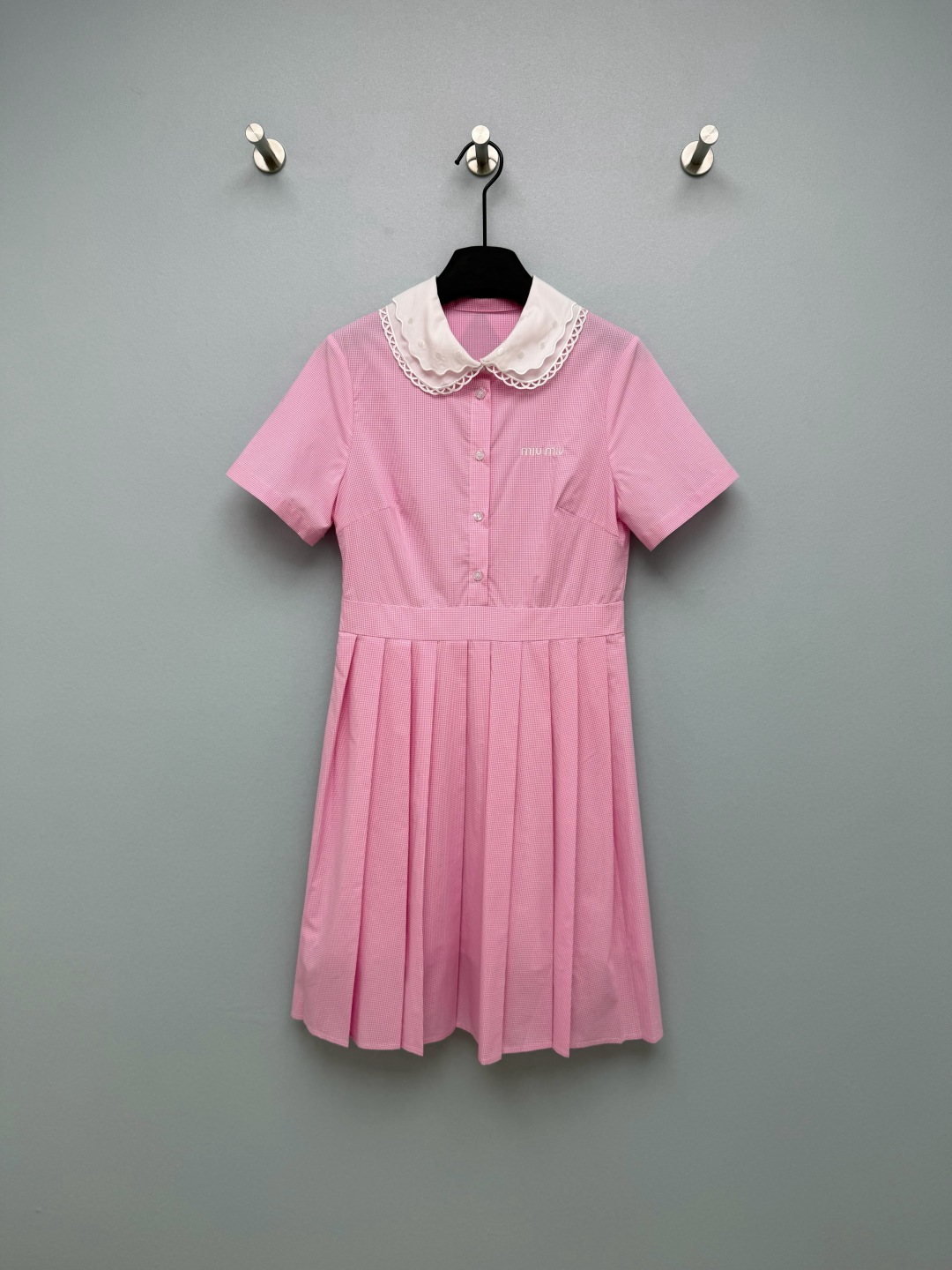 NO:783016,Miu Mi* 26 new blue plaid pleated pleated dress with doll collar. The combination of doll collar and pleated skirt perfectly modifies the figure. It instantly transforms into 'legs below the breasts'. The pear-shaped figure is directly transformed into a god. The refreshing light blue/sakura pink color scheme brings a full sense of campus atmosphere, reducing age and vitality. The Miu label on the chest is full of details, low-key and recognizable. The fabric is refreshing and breathable, so you will not feel sweaty when wearing it in summer.  Just pair it with loafers and you can go out. It can be worn for daily commuting and dating. It is perfect for lazy people to wear to the ceiling!  2 colors and 3 codes SMLK, Miu Miu-clothing, miumiu, loafers, skirts,19860909Miu Mi* 26新款蓝格娃娃领百褶连衣裙 娃娃领+百褶裙摆的组合,完美修饰身材,秒变“胸以下全是腿”,梨形身材直接封神 清爽浅蓝/樱花粉两个配色,自带满满的校园氛围感,减龄又元气 胸口的Miu 标签细节感拉满,低调又有辨识度,面料清爽透气,夏天穿完全不闷汗 随便搭配乐福鞋就能出门,日常通勤、约会都能穿,妥妥的懒人穿搭天花板！2色3码SMLK,缪缪-服装,miumiu,loafers,skirts,,Women's clothing