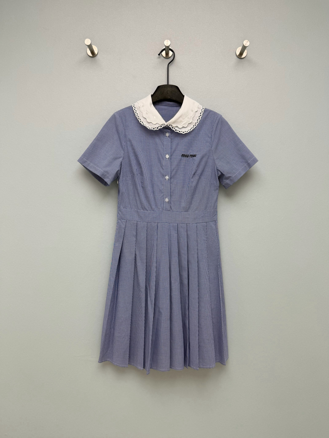 NO:783033,Miu Mi* 26 new blue plaid pleated pleated dress with doll collar. The combination of doll collar and pleated skirt perfectly modifies the figure. It instantly transforms into 'legs below the breasts'. The pear-shaped figure is directly transformed into a god. The refreshing light blue/sakura pink color scheme brings a full sense of campus atmosphere, reducing age and vitality. The Miu label on the chest is full of details, low-key and recognizable. The fabric is refreshing and breathable, so you will not feel sweaty when wearing it in summer.  Just pair it with loafers and you can go out. It can be worn for daily commuting and dating. It is perfect for lazy people to wear to the ceiling!  2 colors and 3 codes SMLK, Miu Miu-clothing, miumiu, loafers, skirts,19860909Miu Mi* 26新款蓝格娃娃领百褶连衣裙 娃娃领+百褶裙摆的组合,完美修饰身材,秒变“胸以下全是腿”,梨形身材直接封神 清爽浅蓝/樱花粉两个配色,自带满满的校园氛围感,减龄又元气 胸口的Miu 标签细节感拉满,低调又有辨识度,面料清爽透气,夏天穿完全不闷汗 随便搭配乐福鞋就能出门,日常通勤、约会都能穿,妥妥的懒人穿搭天花板！2色3码SMLK,缪缪-服装,miumiu,loafers,skirts,,Women's clothing