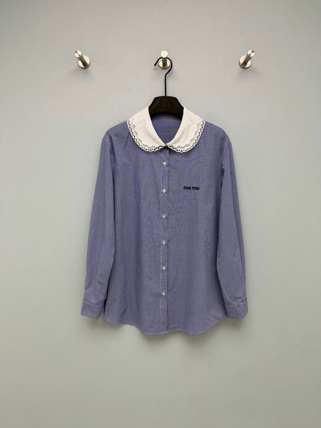 NO:783038,Miu Mi* 26 new blue plaid doll collar long-sleeved shirt. The white hollow doll collar is full of details. It is gentle and delicate. When you wear it, you will feel like a wealthy daughter.  The white hollow lace doll collar not only adds to the gentle girlishness of the shirt, but the hollow lace craftsmanship also adds more exquisite details, breaking the monotony of ordinary shirt collars and is the finishing touch to create a 'pure lust' atmosphere. The two colors of light blue/sakura pink bring a full sense of campus atmosphere, reducing age and vitality. The Miu label on the chest is full of details, low-key and recognizable!  2 colors and 3 codes SMLK, Miumiu-clothing, miumiu, shirts,19860909Miu Mi* 26新款蓝格娃娃领长袖衬衣 白色镂空娃娃领细节感拉满,温柔又精致,穿上就是富家千金既视感 采用白色镂空蕾丝娃娃领,不仅增加了衬衫的温柔少女感,镂空花边的工艺也更具精致细节,打破了普通衬衫领的单调,是打造“纯欲”氛围感的点睛之笔.浅蓝/樱花粉两个配色,自带满满的校园氛围感,减龄又元气 胸口的Miu 标签细节感拉满,低调又有辨识度！2色3码SMLK,缪缪-服装,miumiu,shirts,,Women's clothing