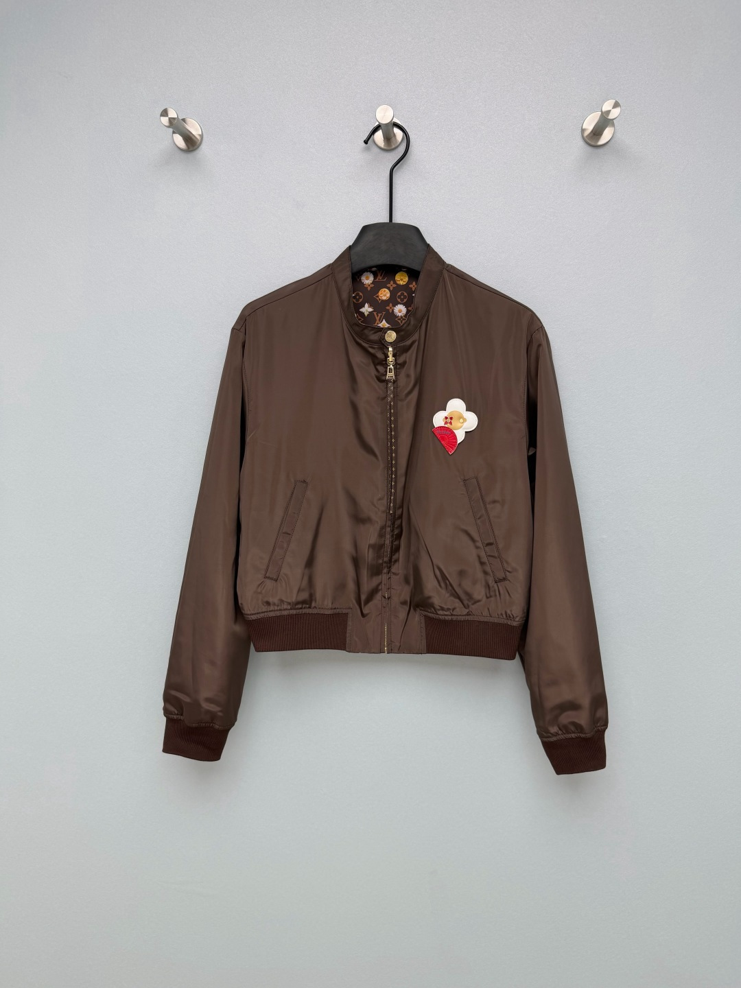 NO:783061,Louis Vuitto*26 new double-sided floral presbyopic bomber jacket. One side is classic Monogram presbyopic + colorful floral print, and the other side is simple solid color with the brand's iconic Vivienne doll badge. It is paired with a custom presbyopic zipper. The short pilot version makes you look slimmer and taller. The ribbed cuffs perfectly optimize body proportions and can be easily controlled by small people. The leather flower badge on the chest is full of details, and the gold hardware is of great texture, giving it full recognition.  An all-purpose jacket for spring and autumn, it can be worn for daily commuting and going out on the street. A must-have for sweet and cool girls!  2 colors and 3 codes SML AW,Louis Vuitton-clothing,louis vuitton,louis vuitton,jackets & coats,jackets & coats,19860909Louis Vuitto*26新款双面穿花卉老花飞行员夹克 一面是经典的Monogram老花+缤纷花卉印花,一面是简约纯色搭配品牌标志性的Vivienne玩偶徽章 搭配定制老花拉链 短款飞行员版型显瘦又显高,罗纹收口完美优化身材比例,小个子也能轻松驾驭 胸口的皮质花朵徽章细节感拉满,金色五金质感绝了,自带满满的辨识度 春秋季的万能外套,日常通勤、出街都能穿,甜酷女孩必备！2色3码SML AW,路易威登-服装,louis vuitton,louis vuitton,jackets & coats,jackets & coats,,Women's clothing