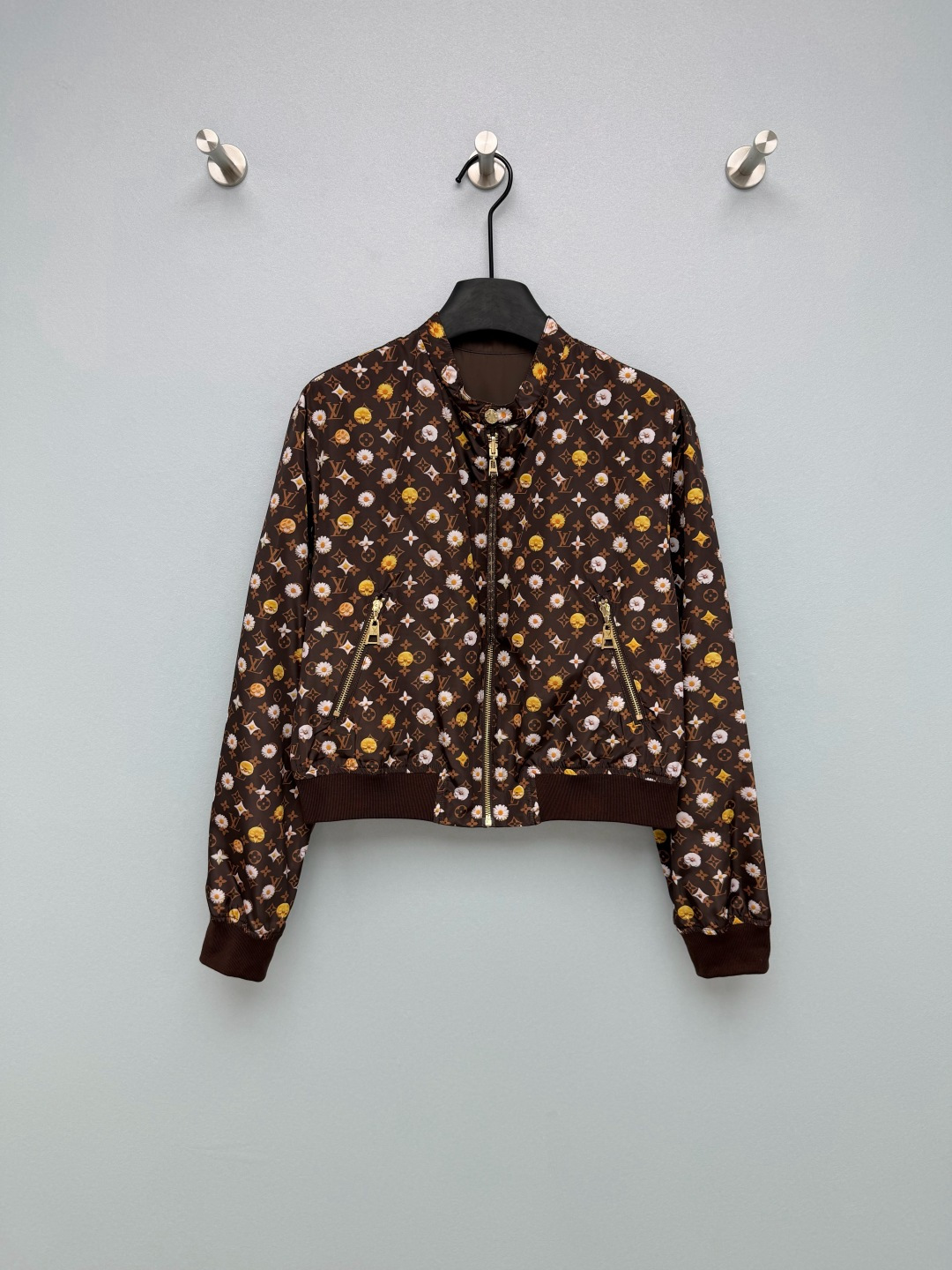 NO:783050,Louis Vuitto*26 new double-sided floral presbyopic bomber jacket. One side is classic Monogram presbyopic + colorful floral print, and the other side is simple solid color with the brand's iconic Vivienne doll badge. It is paired with a custom presbyopic zipper. The short pilot version makes you look slimmer and taller. The ribbed cuffs perfectly optimize body proportions and can be easily controlled by small people. The leather flower badge on the chest is full of details, and the gold hardware is of great texture, giving it full recognition.  An all-purpose jacket for spring and autumn, it can be worn for daily commuting and going out on the street. A must-have for sweet and cool girls!  2 colors and 3 codes SML AW,Louis Vuitton-clothing,louis vuitton,louis vuitton,jackets & coats,jackets & coats,19860909Louis Vuitto*26新款双面穿花卉老花飞行员夹克 一面是经典的Monogram老花+缤纷花卉印花,一面是简约纯色搭配品牌标志性的Vivienne玩偶徽章 搭配定制老花拉链 短款飞行员版型显瘦又显高,罗纹收口完美优化身材比例,小个子也能轻松驾驭 胸口的皮质花朵徽章细节感拉满,金色五金质感绝了,自带满满的辨识度 春秋季的万能外套,日常通勤、出街都能穿,甜酷女孩必备！2色3码SML AW,路易威登-服装,louis vuitton,louis vuitton,jackets & coats,jackets & coats,,Women's clothing