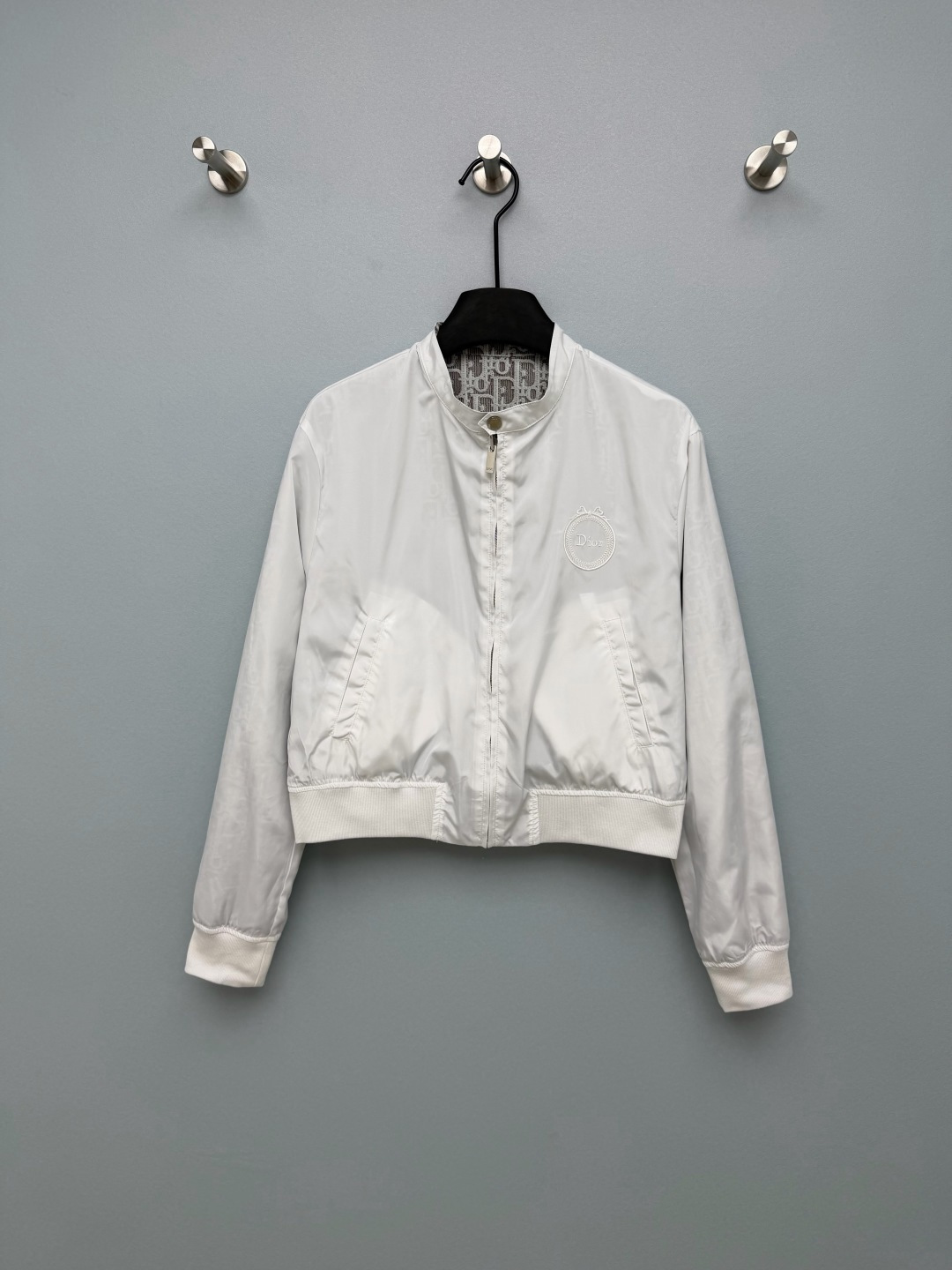 NO:783075,Dio*26 new double-sided Oblique presbyopic short bomber jacket  The front adopts the classic Oblique presbyopia all-over print design, with a light gray background and the brand's iconic D letter jacquard. It is low-key and full of high-end, with a retro luxury brand atmosphere. The reverse is an off-white solid color design, and the Dio* embroidered badge on the chest is the finishing touch. It is simple and elegant, suitable for more dressing styles, and is practical for two wears. The short bomber jacket is neat and slim, easily optimizing the body proportions, and can be easily controlled by small people.  The fabric is crisp and stylish, and every detail is full of luxurious texture. It is perfect whether paired with jeans or overalls!  Solid color size 3 SML AW, Dior-clothing, dior, dior, jeans, jackets & coats,19860909Dio*26新款双面穿Oblique老花短款飞行员夹克 正面采用经典的Oblique老花满印设计,浅灰底色搭配品牌标志性的D字母提花,低调中透着满满的高级感,自带复古奢牌氛围.反面为米白色纯色设计,胸口的Dio*刺绣徽章是点睛之笔,简约大气,适配更多穿搭风格,一衣两穿的实用性拉满.短款飞行员夹克版型利落又显瘦,轻松优化身材比例,小个子也能轻松驾驭 面料挺括有型,细节处全是高奢质感,不管是搭配牛仔裤还是工装裤都超合适！单色3码SML AW,迪奥-服装,dior,dior,jeans,jackets & coats,,Women's clothing