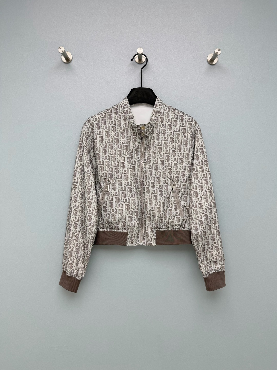 NO:783026,Dio*26 new double-sided Oblique presbyopic short bomber jacket  The front adopts the classic Oblique presbyopia all-over print design, with a light gray background and the brand's iconic D letter jacquard. It is low-key and full of high-end, with a retro luxury brand atmosphere. The reverse is an off-white solid color design, and the Dio* embroidered badge on the chest is the finishing touch. It is simple and elegant, suitable for more dressing styles, and is practical for two wears. The short bomber jacket is neat and slim, easily optimizing the body proportions, and can be easily controlled by small people.  The fabric is crisp and stylish, and every detail is full of luxurious texture. It is perfect whether paired with jeans or overalls!  Solid color size 3 SML AW, Dior-clothing, dior, dior, jeans, jackets & coats,19860909Dio*26新款双面穿Oblique老花短款飞行员夹克 正面采用经典的Oblique老花满印设计,浅灰底色搭配品牌标志性的D字母提花,低调中透着满满的高级感,自带复古奢牌氛围.反面为米白色纯色设计,胸口的Dio*刺绣徽章是点睛之笔,简约大气,适配更多穿搭风格,一衣两穿的实用性拉满.短款飞行员夹克版型利落又显瘦,轻松优化身材比例,小个子也能轻松驾驭 面料挺括有型,细节处全是高奢质感,不管是搭配牛仔裤还是工装裤都超合适！单色3码SML AW,迪奥-服装,dior,dior,jeans,jackets & coats,,Women's clothing